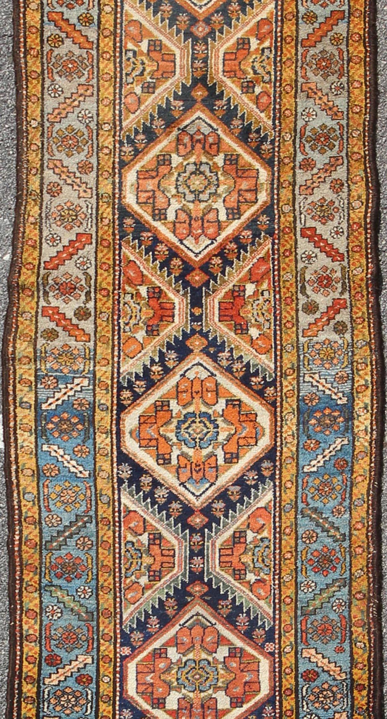 Bunte antike 1920er Jahre N.W. Der persische Läufer mit subgeometrischen Medaillons (Persisch) im Angebot