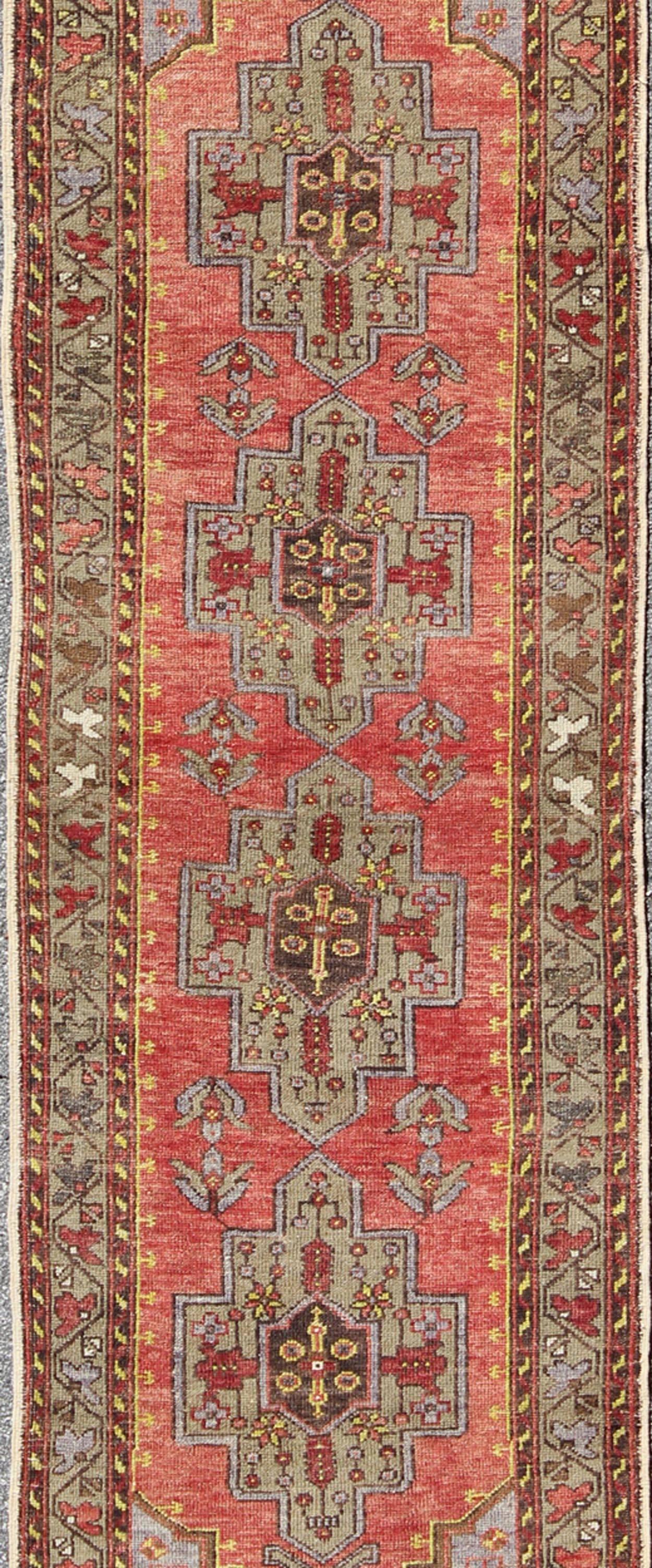 Cross Medallions Vintage Oushak-Läufer aus der Türkei in Orange und Oliv (Türkisch) im Angebot