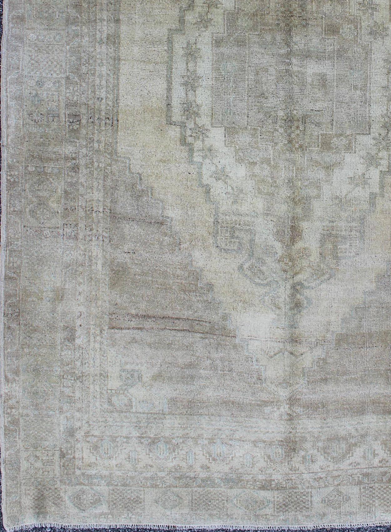 Shades of gray Oushak vintage rug from Turkey with layered medallion, rug en-94454, country of origin / type: Turkey / Oushak, circa 1940

This muted vintage Turkish Oushak carpet rests beautifully on a grounded gray field. A multi-layered medallion