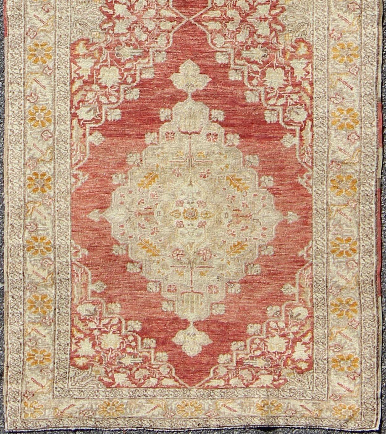 Antiker türkischer Oushak Läufer mit rotem Hintergrund und elfenbein/cremefarbenen Medaillons, Teppich en-112041, Herkunftsland / Art: Türkei / Oushak, um 1920

Dieser antike türkische Oushak-Galerieläufer (etwa Anfang des 20. Jahrhunderts) zeichnet