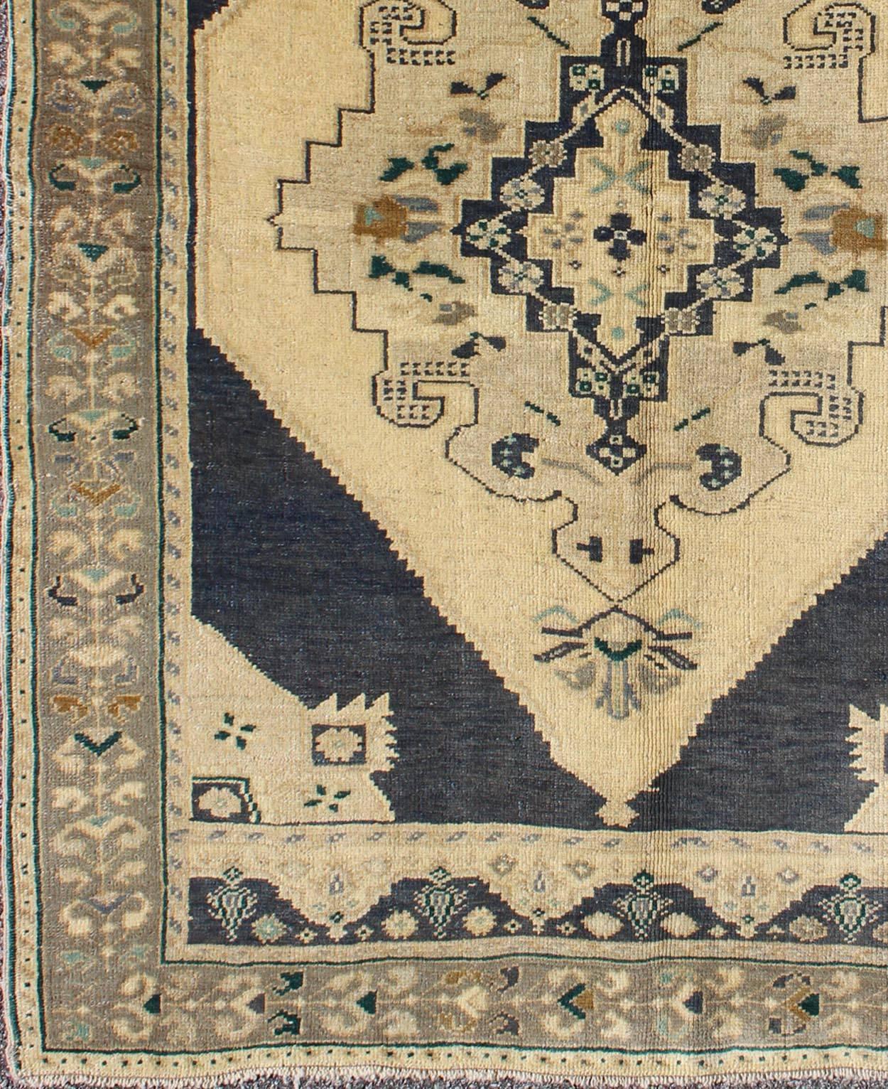 Vintage Turkish Oushak rug with stylized medallion in midnight blue and cream, rug en-112153, country of origin / type: Turkey / Oushak, circa 1940

This Turkish vintage Oushak rug, circa 1940 features an intricately beautiful and highly stylized