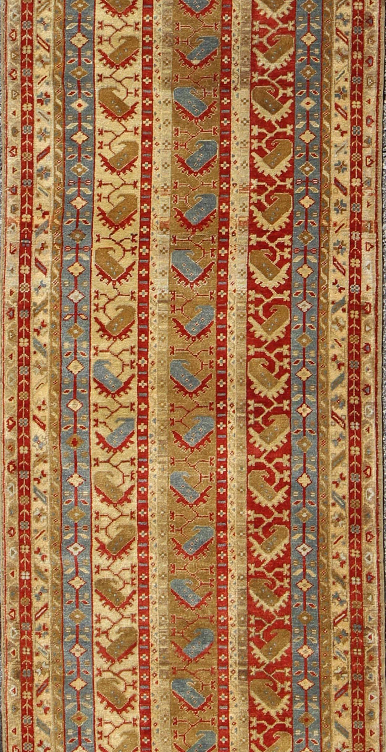 Bunt und einzigartiger antiker türkischer Oushak-Läufer mit Streifenmuster (Türkisch) im Angebot