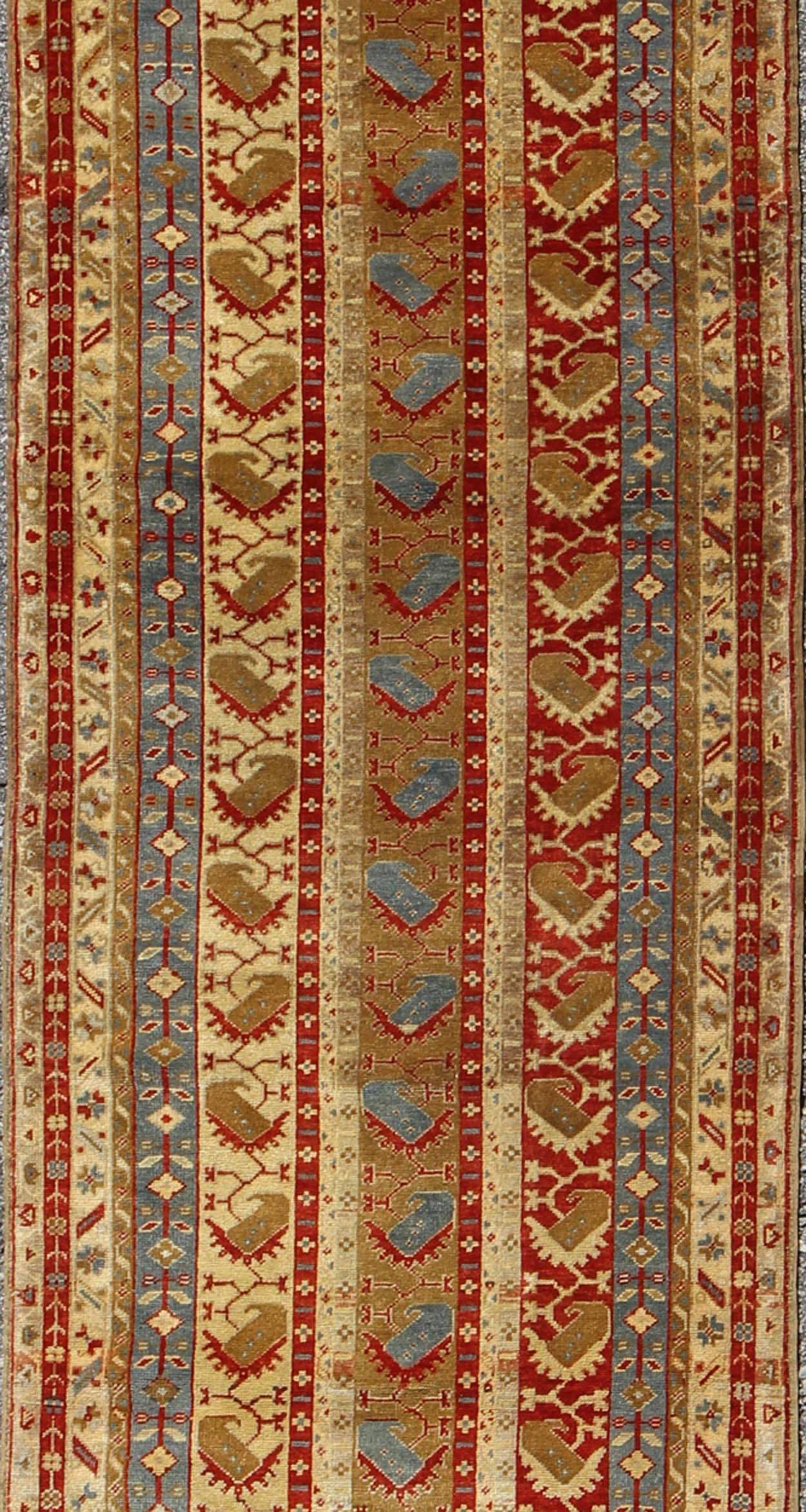 Noué à la main Tapis de couloir turc ancien coloré et unique d'Oushak avec motif de rayures en vente