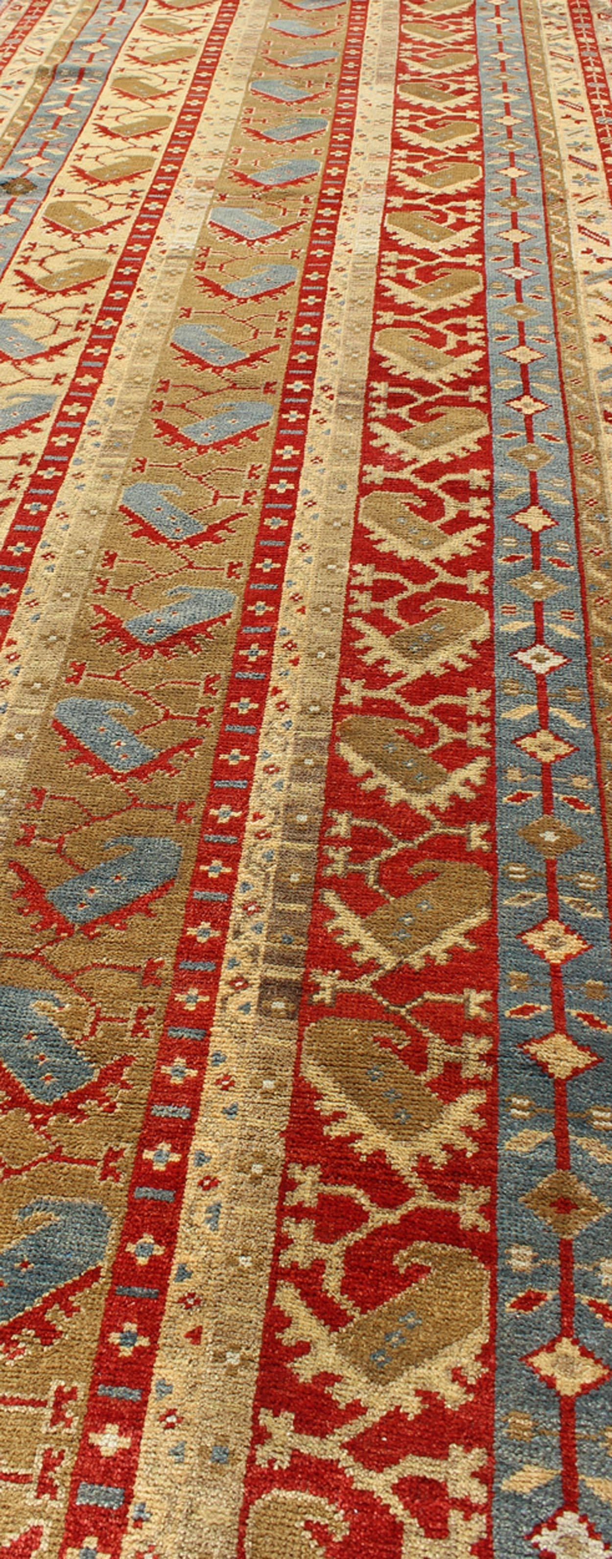 Tapis de couloir turc ancien coloré et unique d'Oushak avec motif de rayures Excellent état - En vente à Atlanta, GA