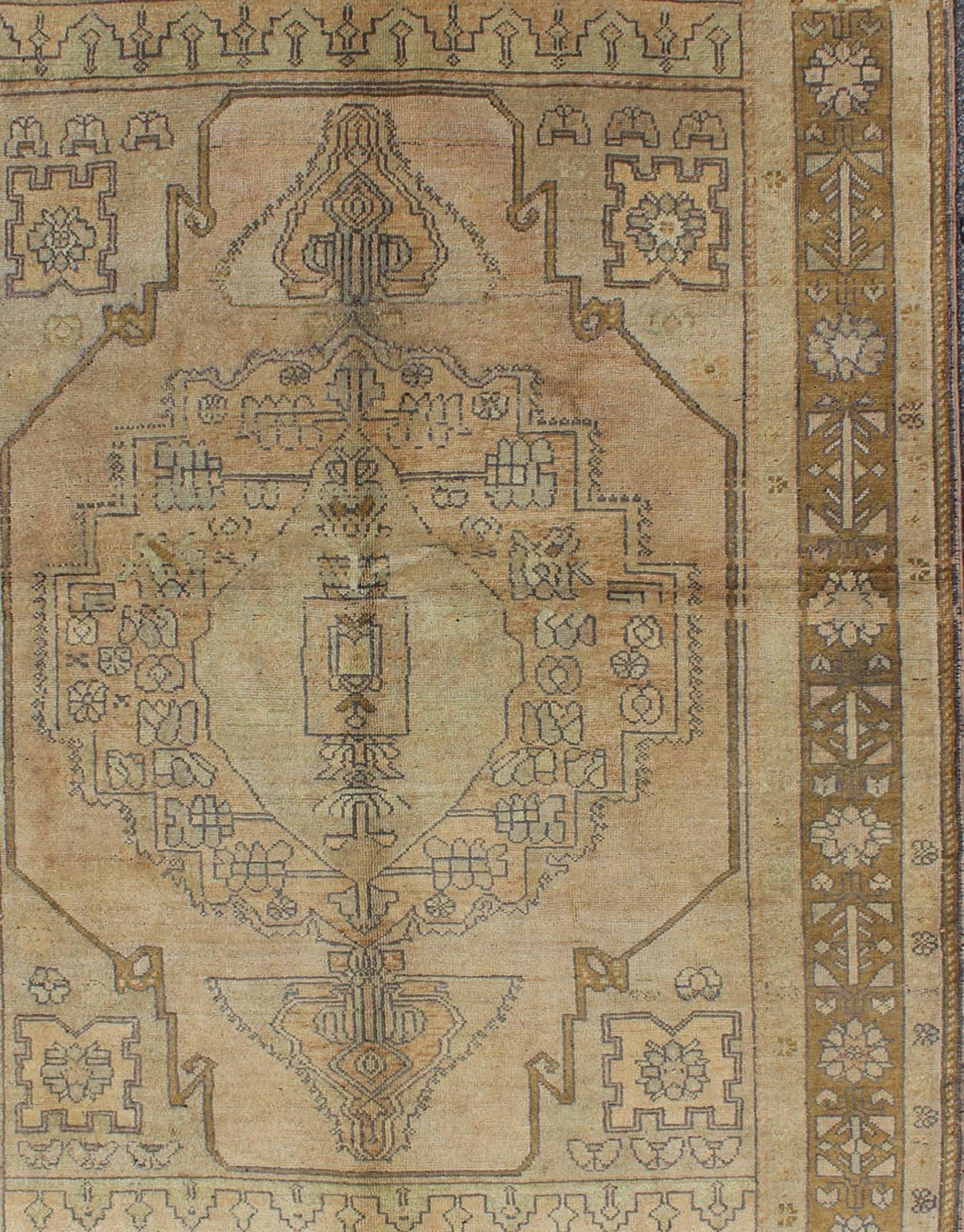 Vintage Turkish Oushak Rug in Soft Tones and Neutral Colors  In Excellent Condition For Sale In Atlanta, GA