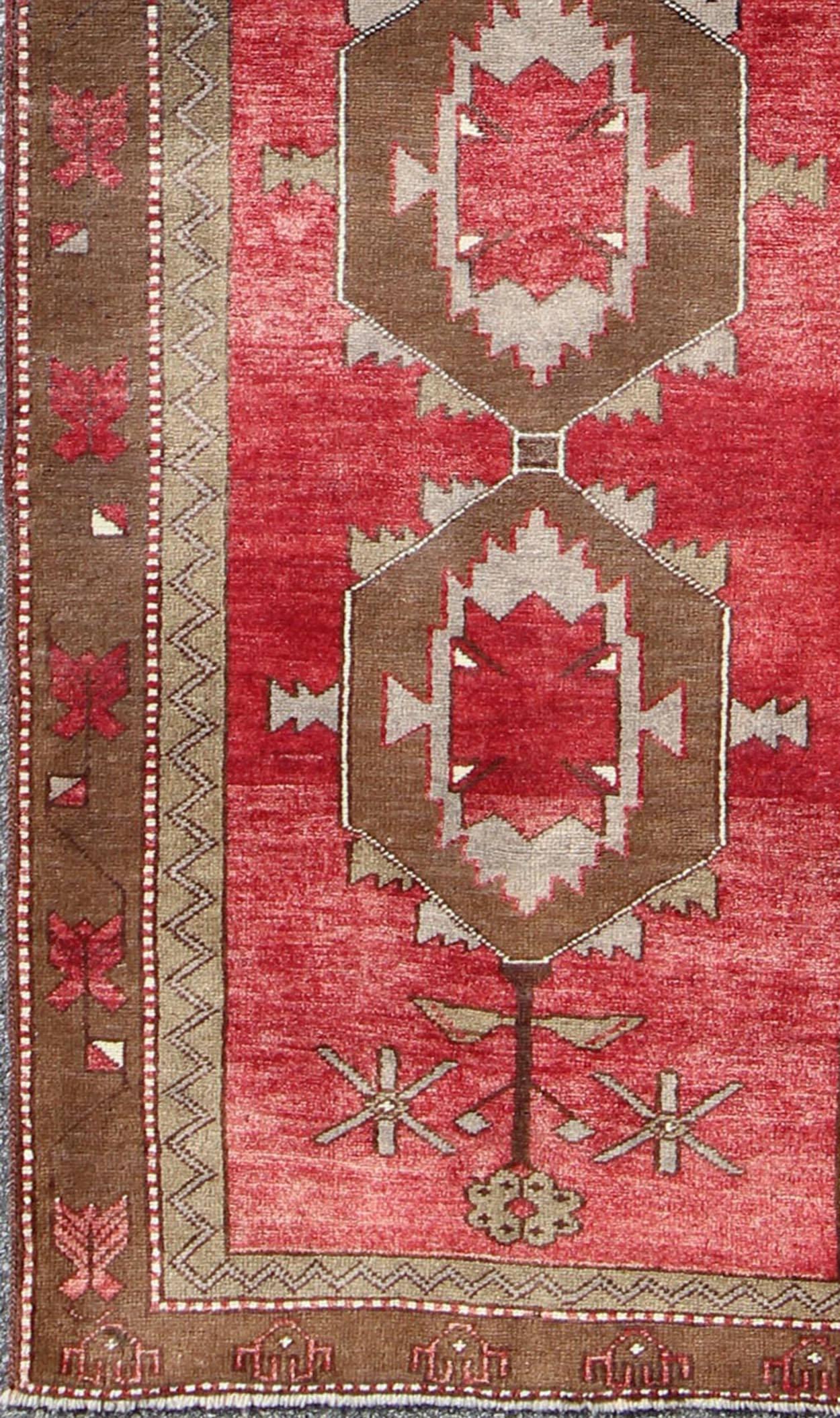 Measures: 3'6 x 10'.
Striking Oushak runner Turkish vintage with red and brown layered medallions. Keivan Woven Arts /  rug EN-123932, country of origin / type: Turkey / Oushak, circa 1940.

This vintage Turkish Oushak runner (circa 1940) features a