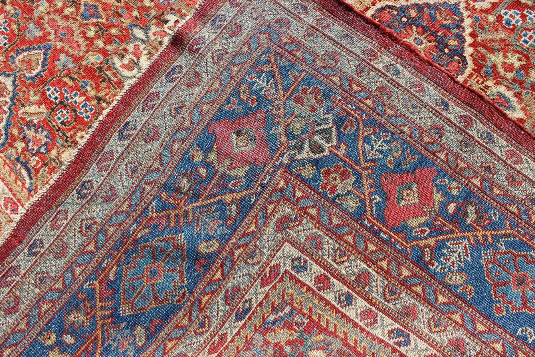 Lana Tappeto persiano Sultanabad antico della fine del XIX secolo in rosso pomodoro e blu chiaro in vendita