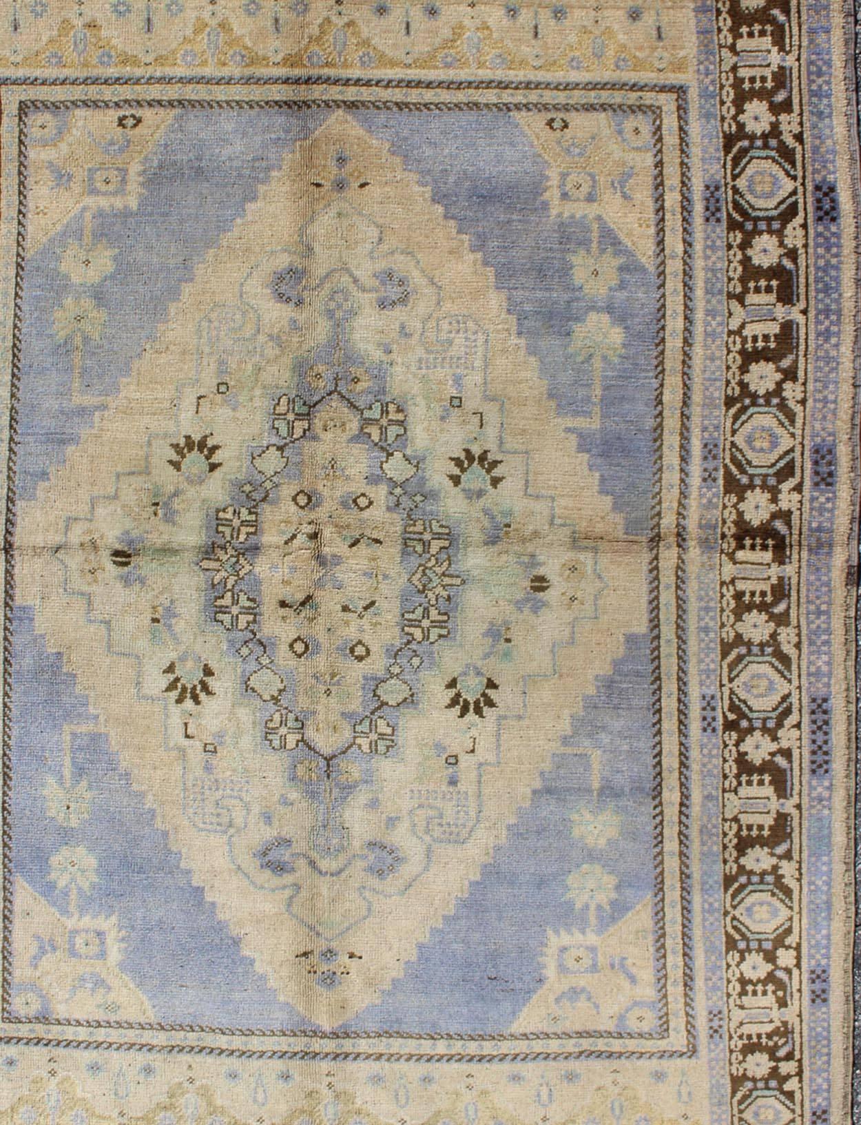 Light Purple and Cream Vintage Turkish Oushak Rug with Medallion Design In Excellent Condition For Sale In Atlanta, GA