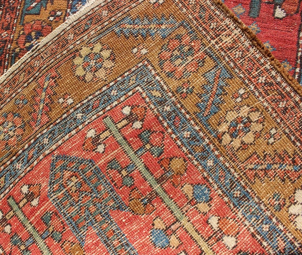 Antiker persischer Serapi-Läufer mit Medaillons, säuregelb und orange gebrannt (Frühes 20. Jahrhundert) im Angebot