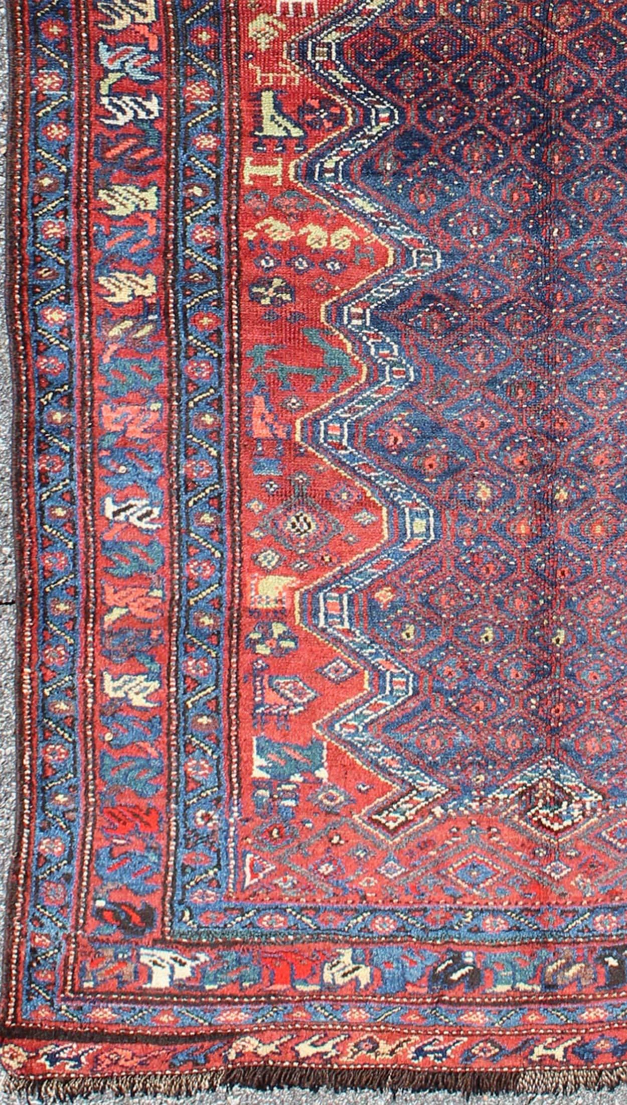Rouge et bleu antique N.-O. Tapis persan avec champ en zigzag et motifs tribaux, Keivan Woven Arts/ tapis 13-0913, pays d'origine / type : Iran / N.W. Persan, vers 1900

Ce chemin de table antique du début du 20e siècle de la Perse du Nord-Ouest
