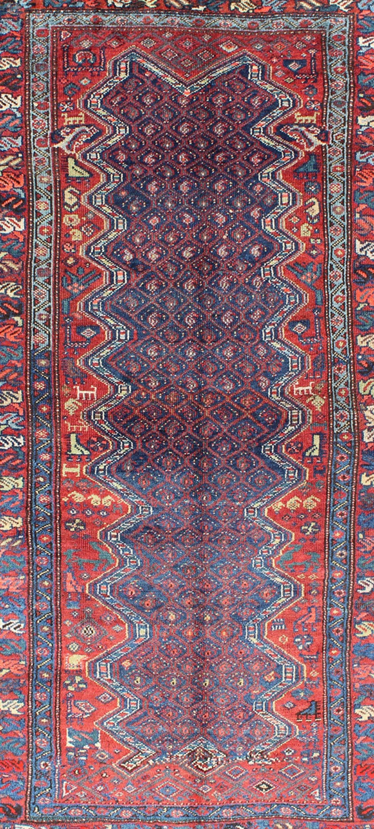 Tribal Fond bleu antique N.W. Tapis persan avec champ zigzag et motifs tribaux en vente