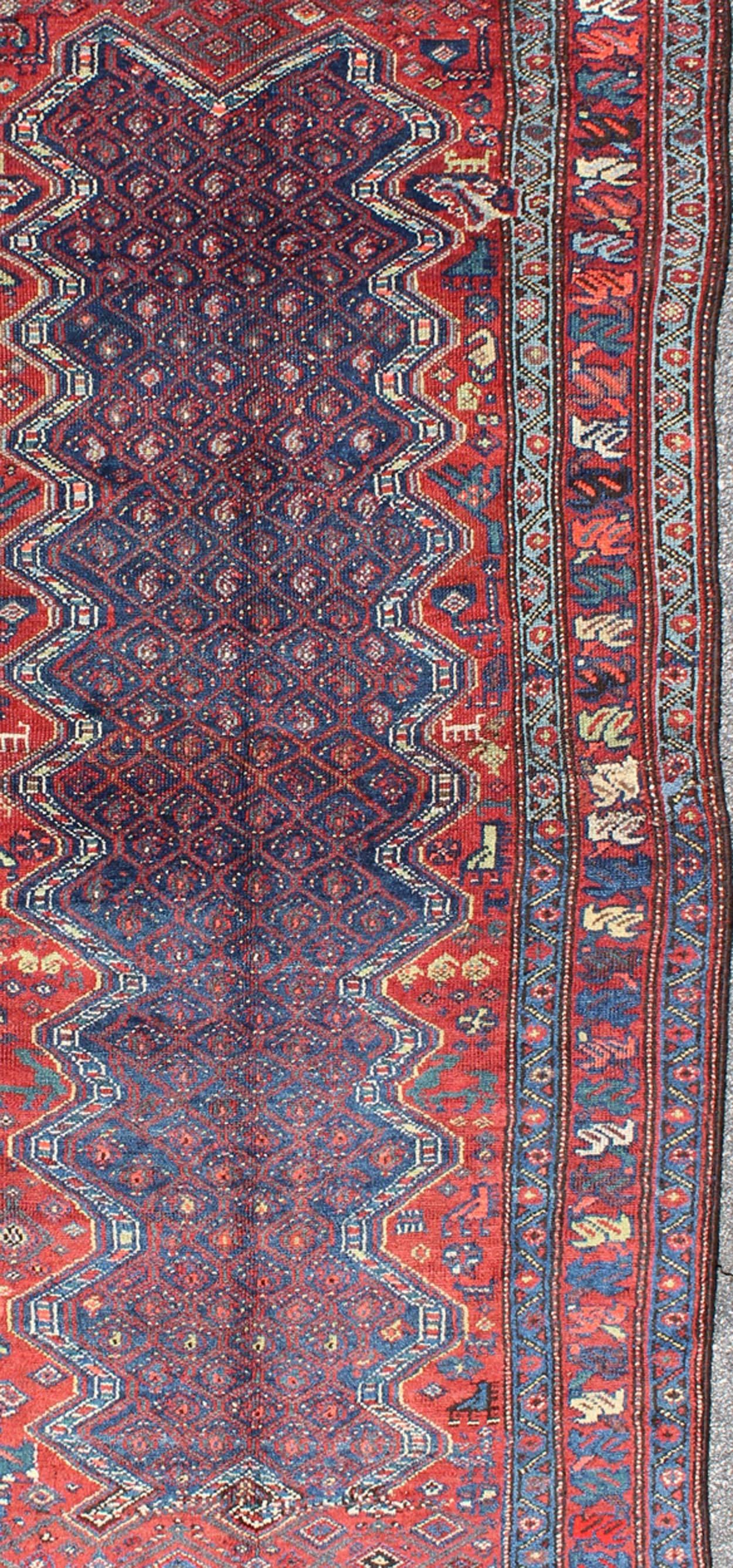Perse Fond bleu antique N.W. Tapis persan avec champ zigzag et motifs tribaux en vente