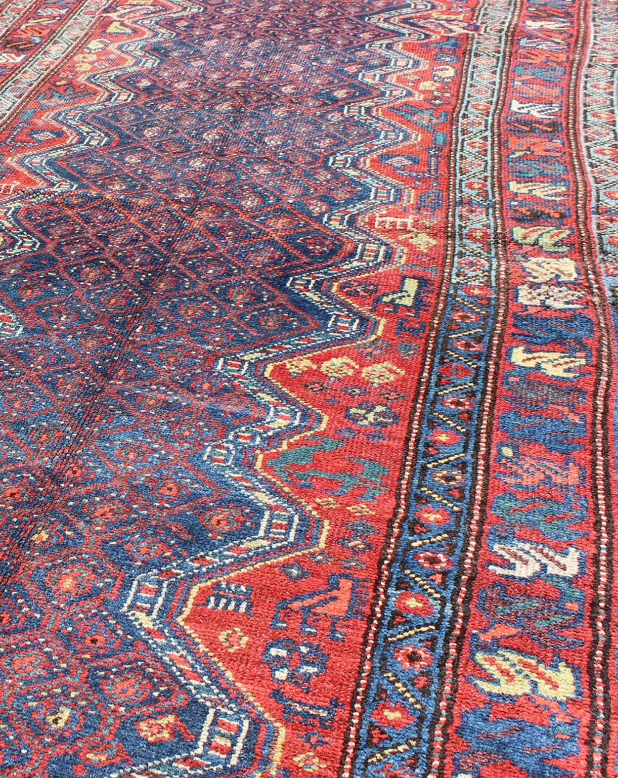 Noué à la main Fond bleu antique N.W. Tapis persan avec champ zigzag et motifs tribaux en vente