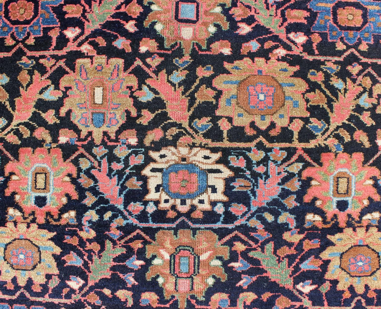 Inizio XX secolo Antico tappeto persiano Malayer con grandi motivi floreali nei colori navy e multipli in vendita
