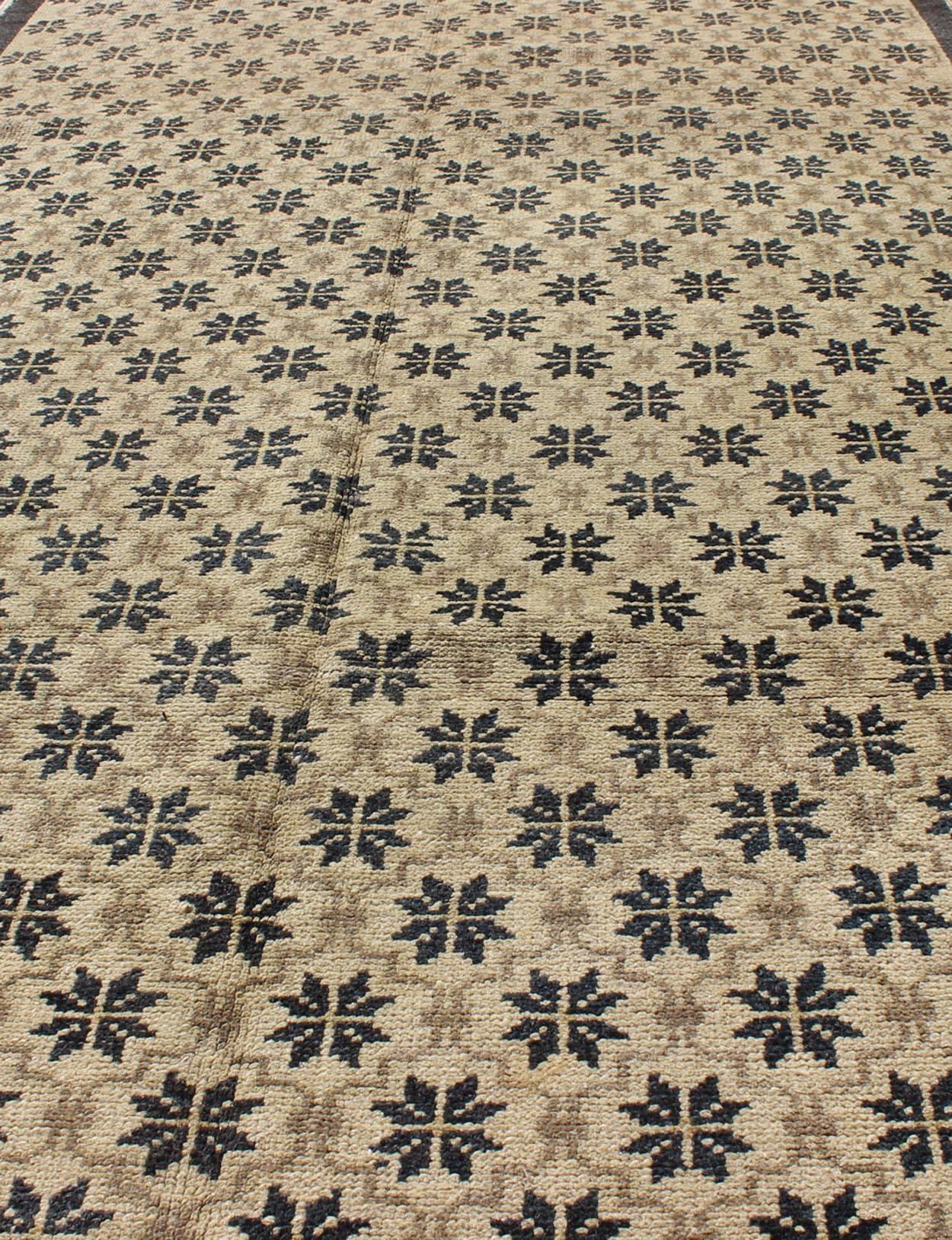 Mid-20th Century Onyx and Cream Vintage Turkish Oushak Rug with Latticework and Poinsettia Shapes For Sale