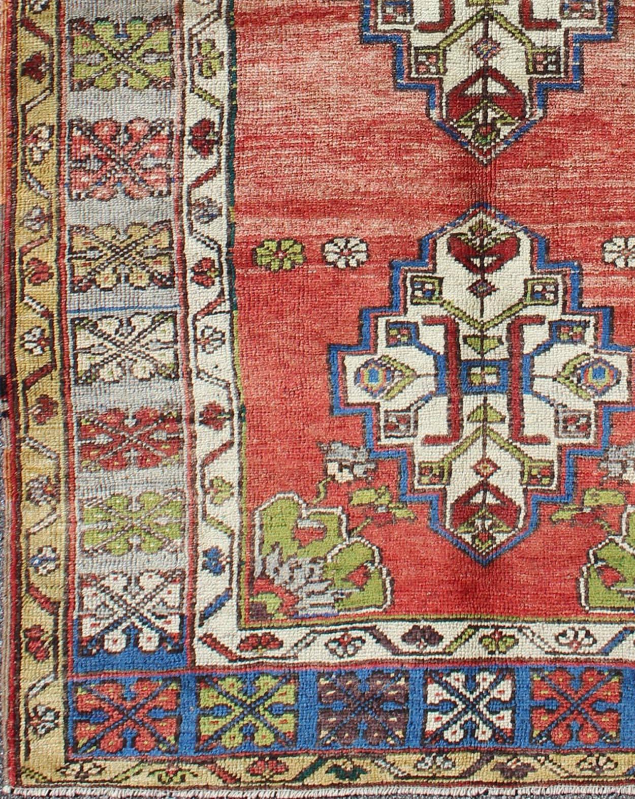 Green, blue and red vintage Turkish Oushak rug with three geometric medallions, rug en-183, country of origin / type: Turkey / Oushak, circa 1940.

This vintage Turkish Oushak gallery rug (circa mid-20th century) features a unique blend of colors