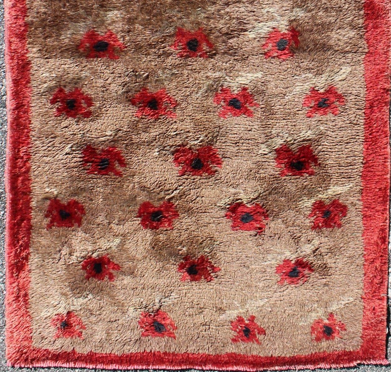   Hi Pile Mid-Century Turkish Tulu Rug with Floating Red Flowers Design, rug en-625, country of origin / type: Turkey / Tulu, circa 1950s
Hi Pile Midcentury Turkish Tulu Rug With Floating Flowers Design in Light Camel and red  
This mid-century