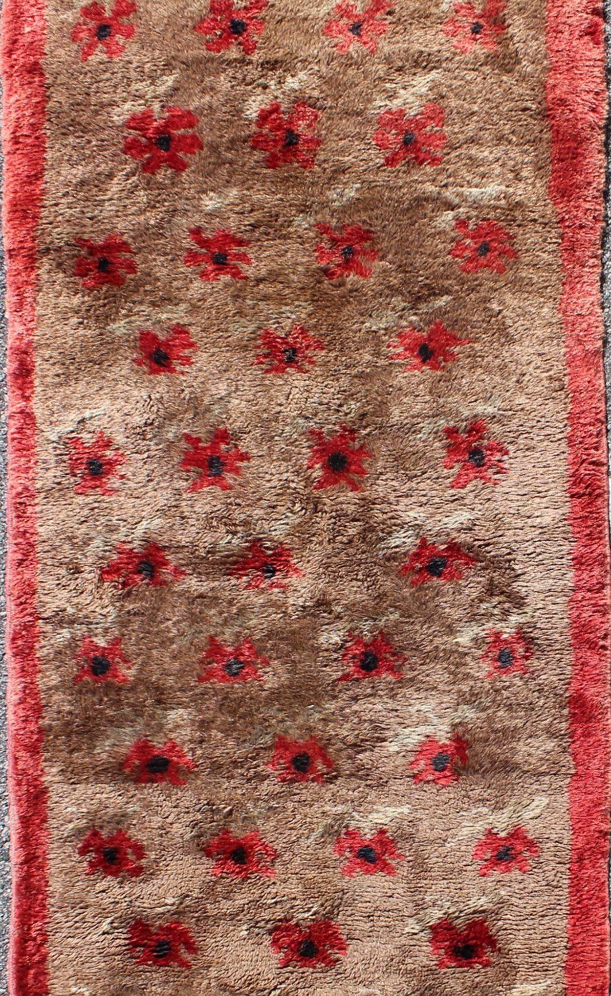 Hand-Knotted Midcentury Turkish Tulu Rug with Floating Flowers Design in Light Camel & Red For Sale