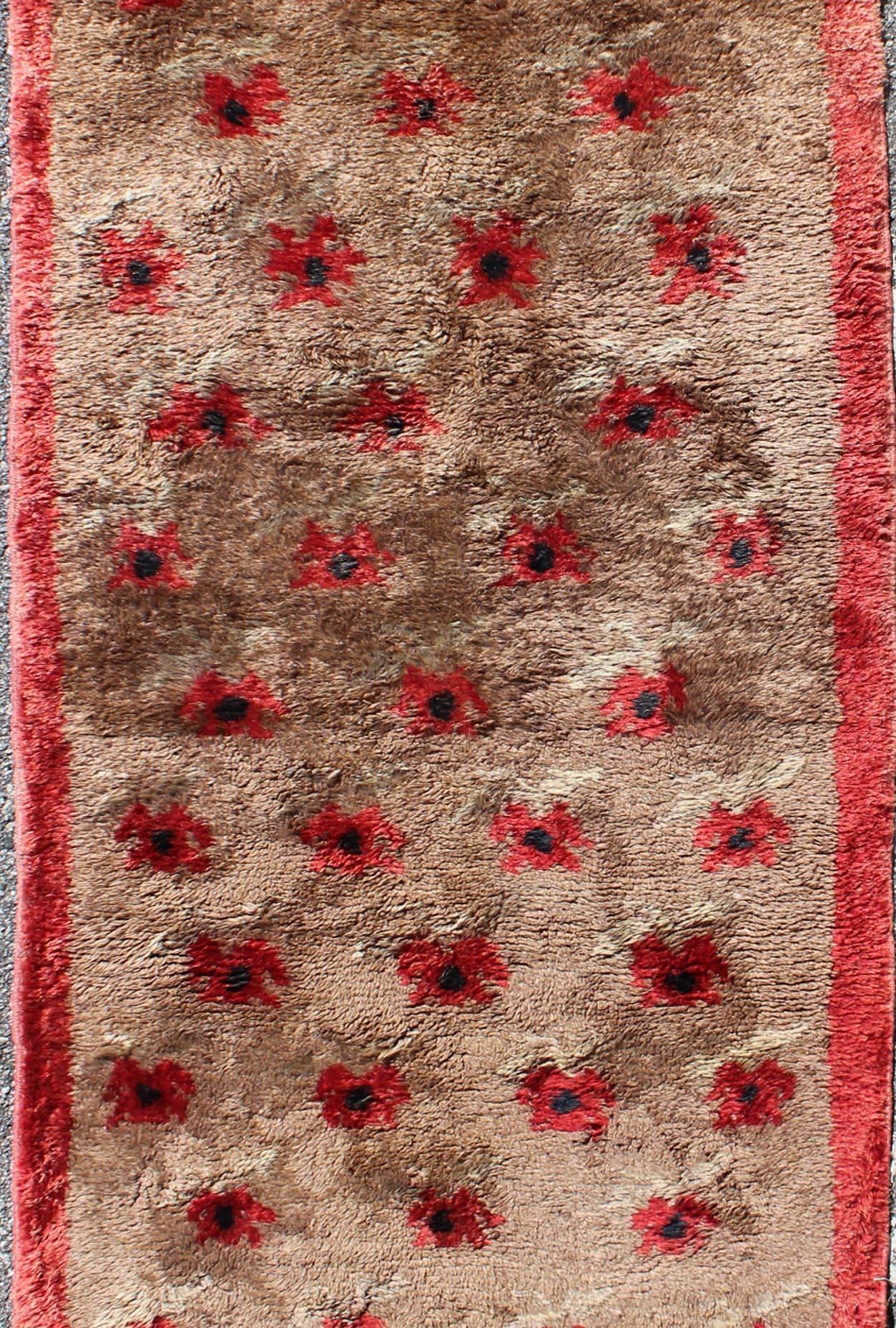 Midcentury Turkish Tulu Rug with Floating Flowers Design in Light Camel & Red In Excellent Condition For Sale In Atlanta, GA