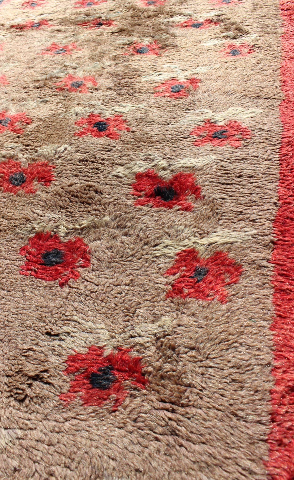 Mid-20th Century Midcentury Turkish Tulu Rug with Floating Flowers Design in Light Camel & Red For Sale