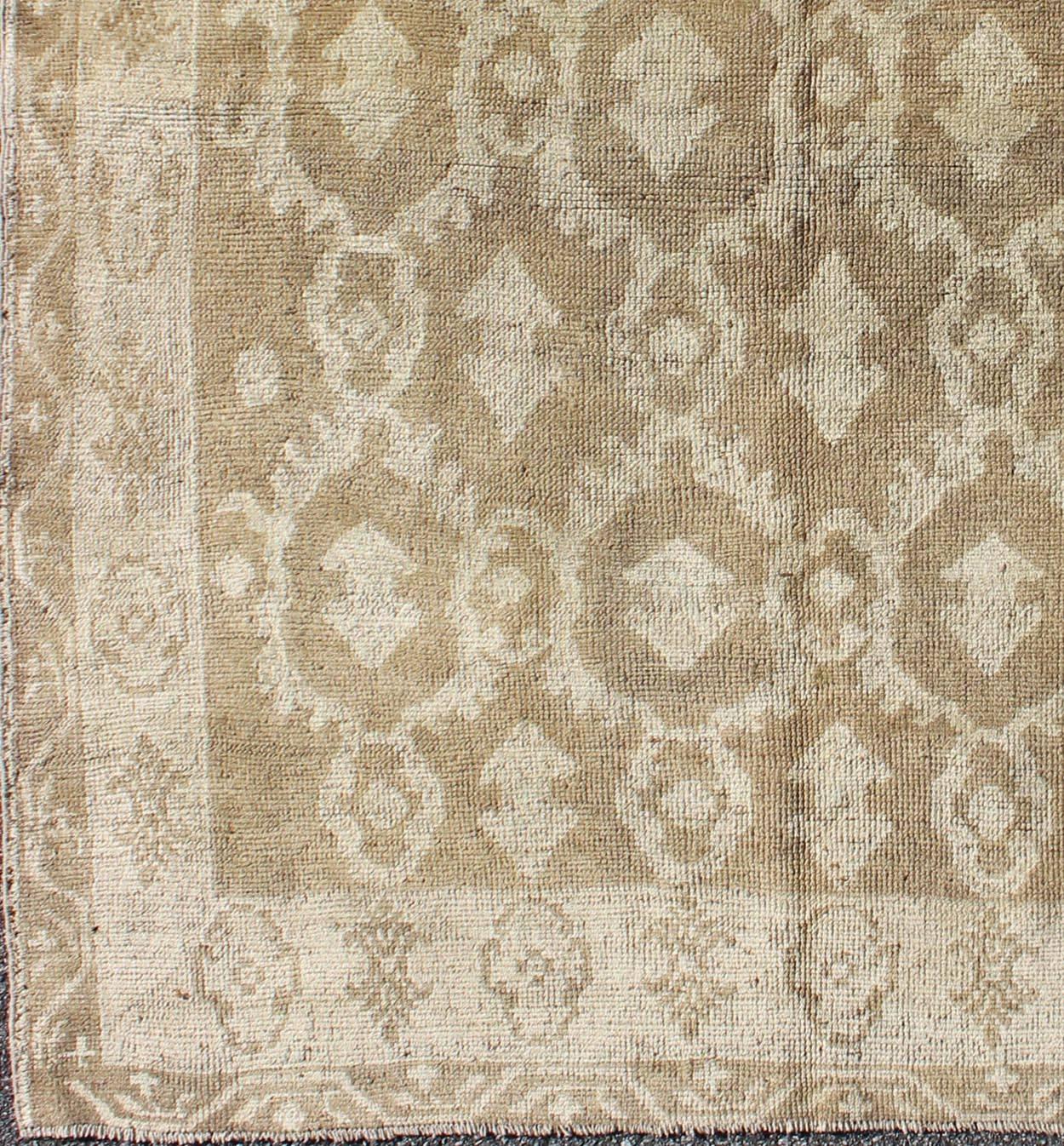 Squared Size Cross-latch / latticework Turkish Oushak rug vintage in taupe and cream, rug en-628, country of origin / type: Turkey / Tulu, circa 1940

Set on a taupe-colored field with an all-over cream pattern, this beautiful midcentury Turkish rug