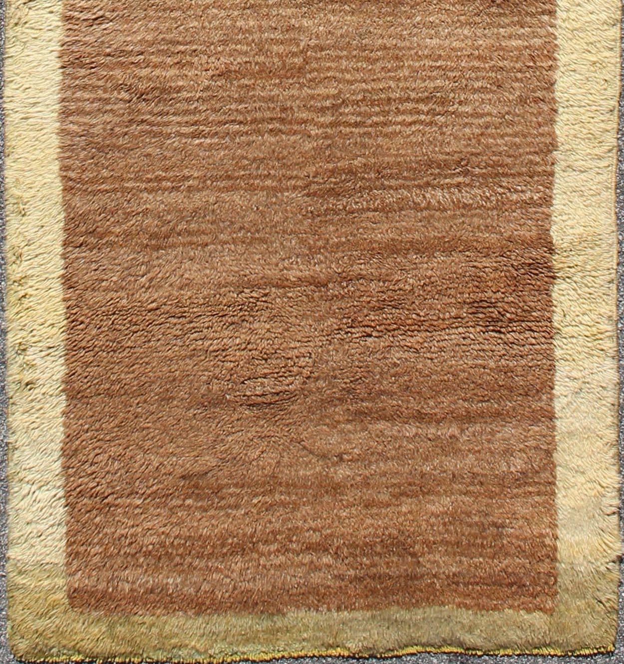 Mid-Century Modern Turkish Tulu rug with open brown field and cream Border, rug en-645, country of origin / type: Turkey / Tulu, circa 1940

Vintage Tulu rugs are some of the most beautiful textile creations in the entire world. They are soft,