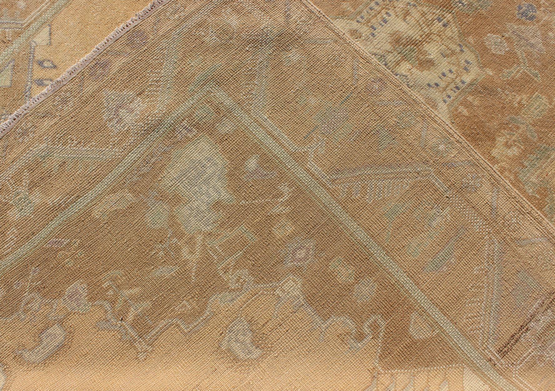 Faded Vintage Türkischer Oushak-Teppich mit mehrlagigem Medaillon (Wolle)