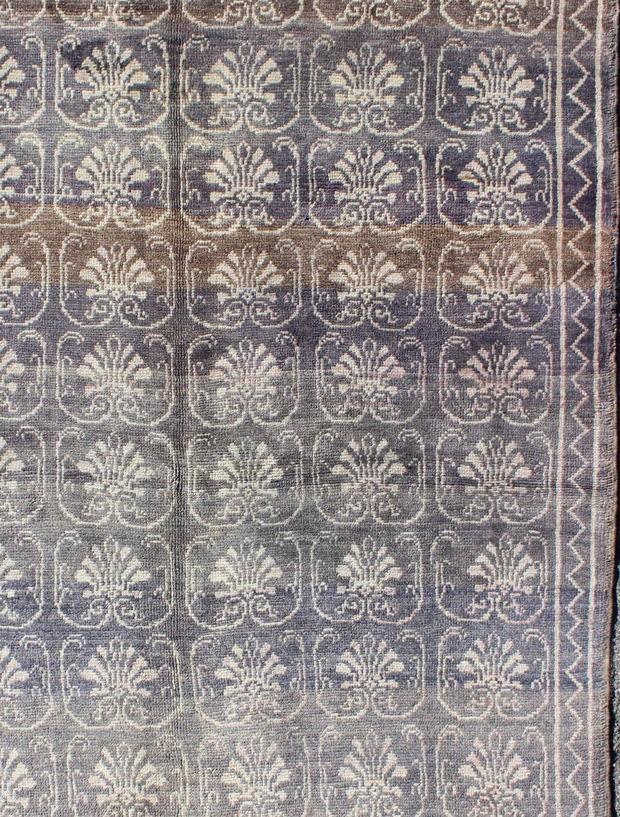 Türkischer Tulu-Teppich mit All-Over-Blütenmuster in Dunkelgrau und Elfenbein im Zustand „Hervorragend“ im Angebot in Atlanta, GA