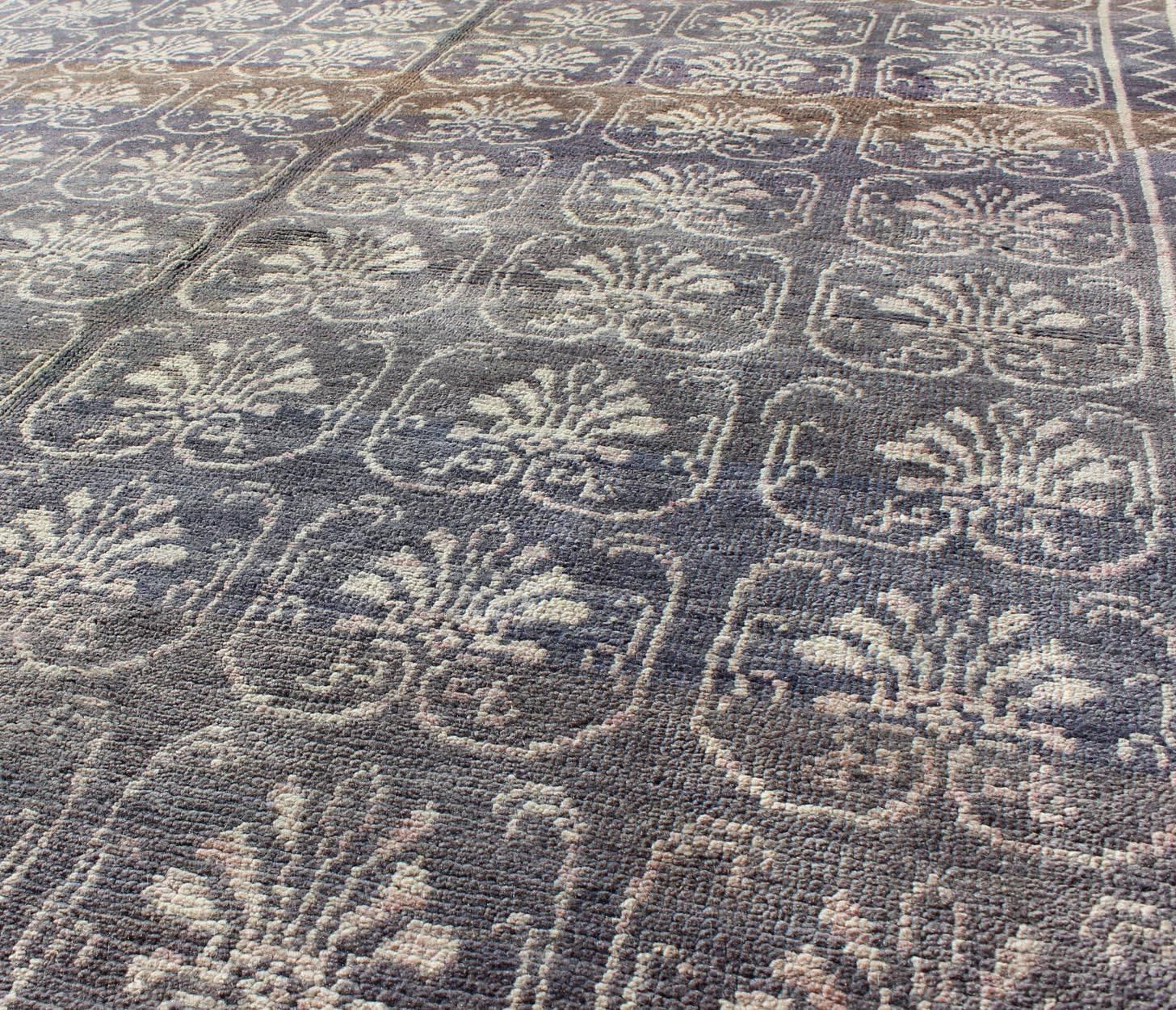 Türkischer Tulu-Teppich mit All-Over-Blütenmuster in Dunkelgrau und Elfenbein (Mitte des 20. Jahrhunderts) im Angebot