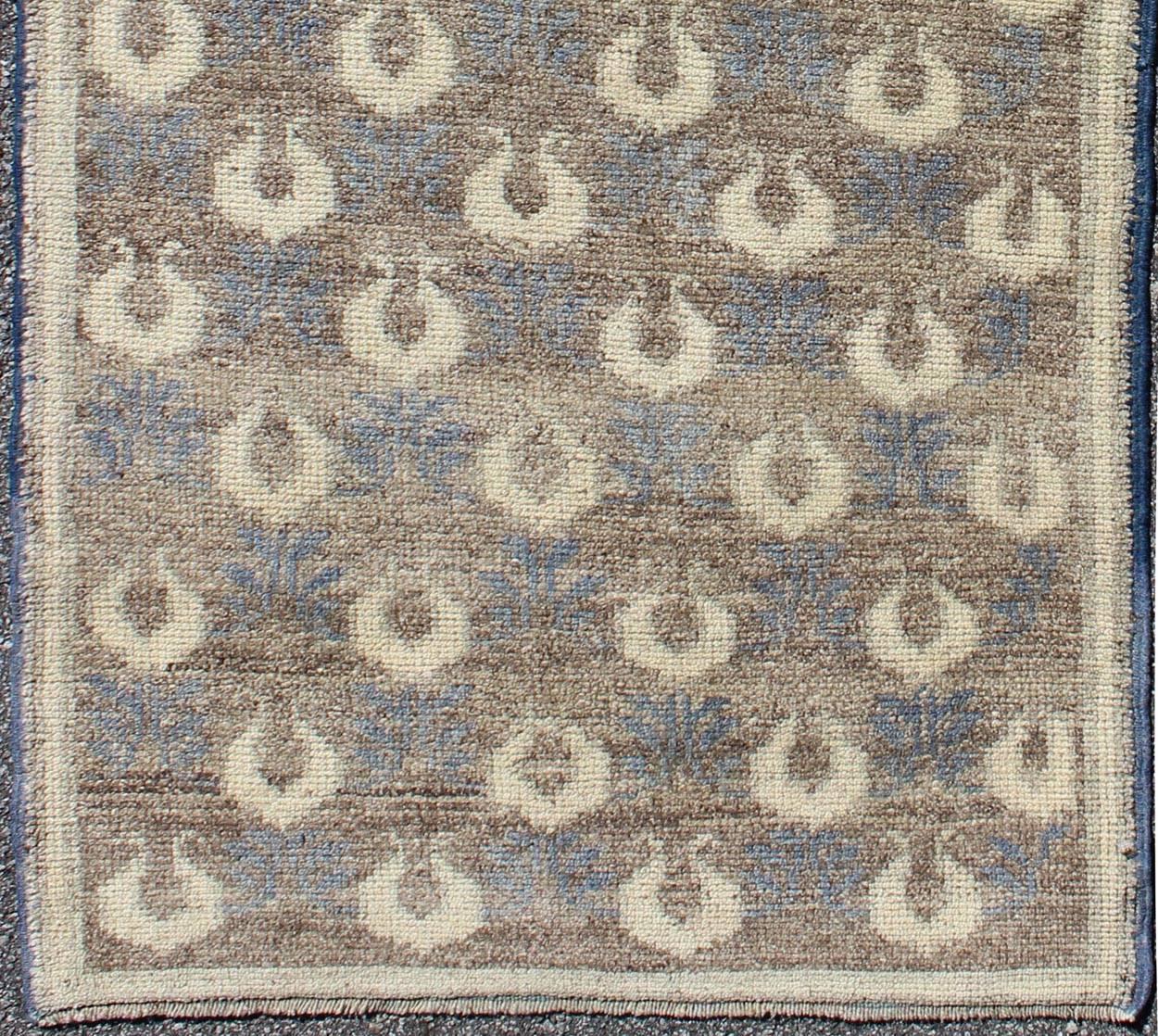 Mesures : 2'9 x 6'6.
Tapis vintage turc Tulu marron clair, gris-bleu et crème avec treillis. Keivan Woven Arts / tapis EN-112175, pays d'origine / type : Turquie / Tulu, circa 1940s

Ce tapis turc vintage de Tulu (vers le milieu du 20e siècle) est