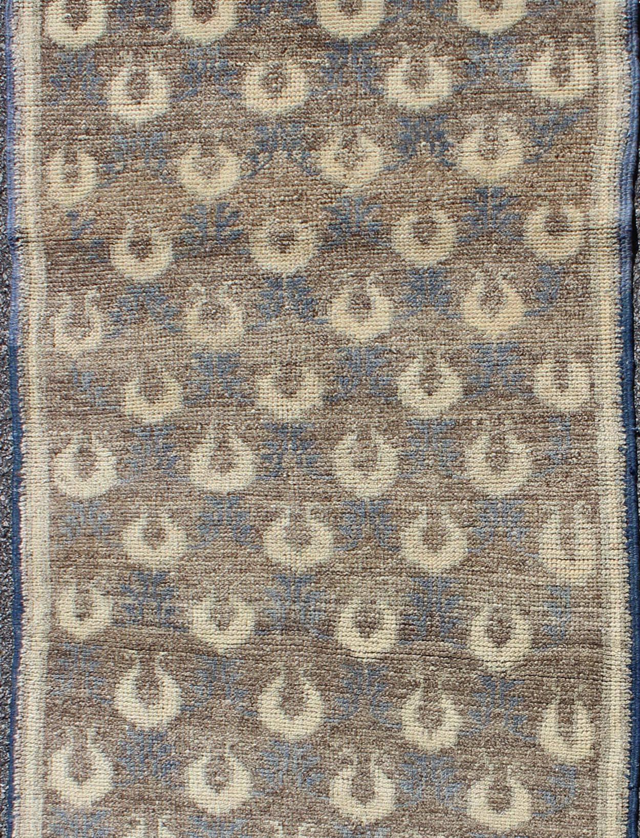 Noué à la main Tapis turc vintage Tulu avec treillis, marron clair, gris-bleu et crème en vente