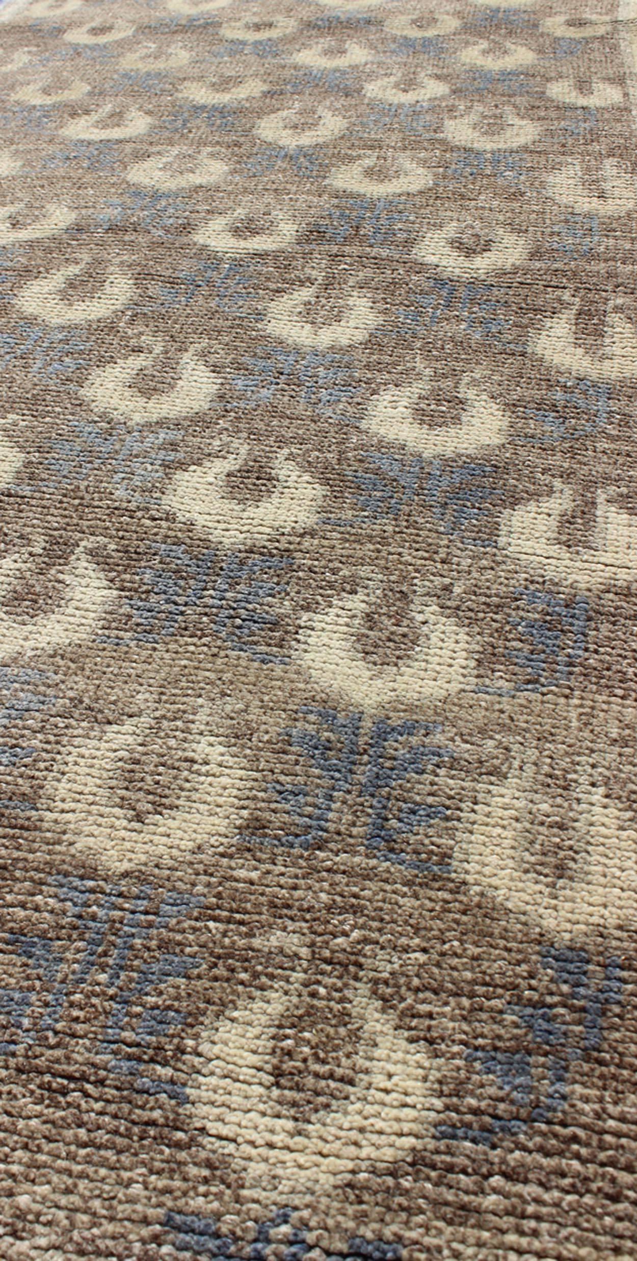 Türkischer Tulu-Vintage-Teppich in Hellbraun, Grau-Blau und Creme mit Gitterarbeit (Mitte des 20. Jahrhunderts) im Angebot