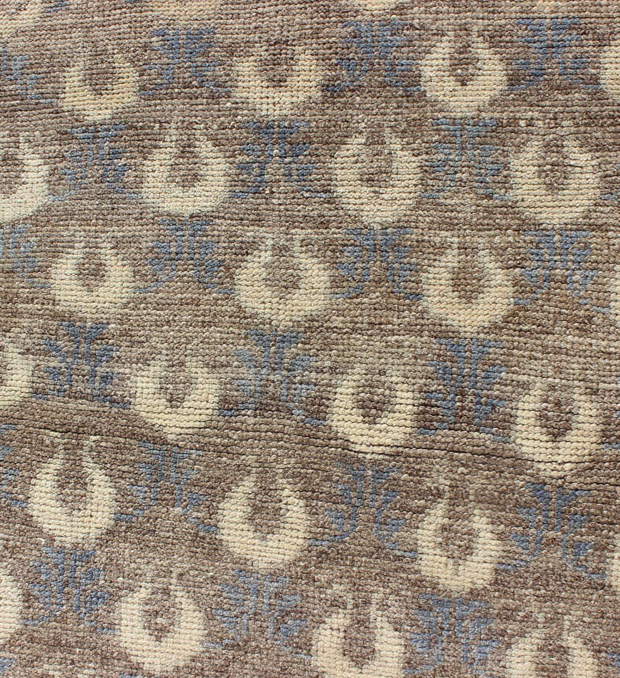 Türkischer Tulu-Vintage-Teppich in Hellbraun, Grau-Blau und Creme mit Gitterarbeit (Wolle) im Angebot