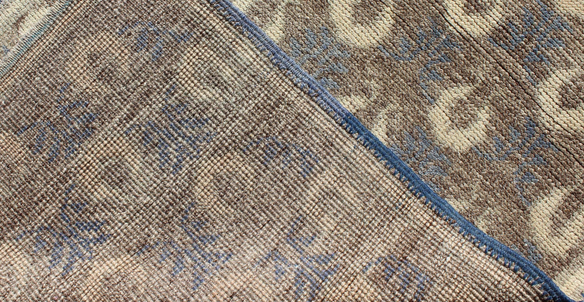 Türkischer Tulu-Vintage-Teppich in Hellbraun, Grau-Blau und Creme mit Gitterarbeit im Angebot 1