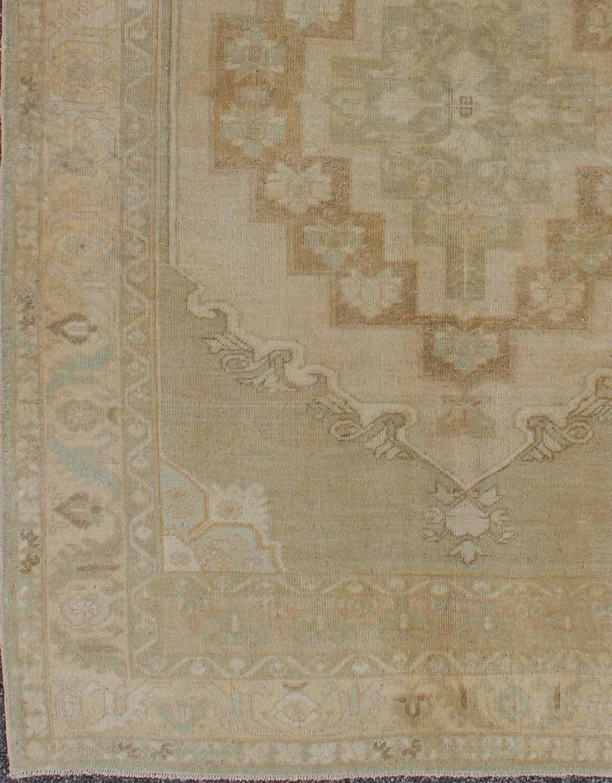 Faded Vintage Turkish Oushak Rug with Layered Medallion in Creams and Grays, rug en-112722, country of origin / type: Turkey / Oushak, circa 1940

This vintage Turkish Oushak rug features an intricately beautiful design. The central medallion is