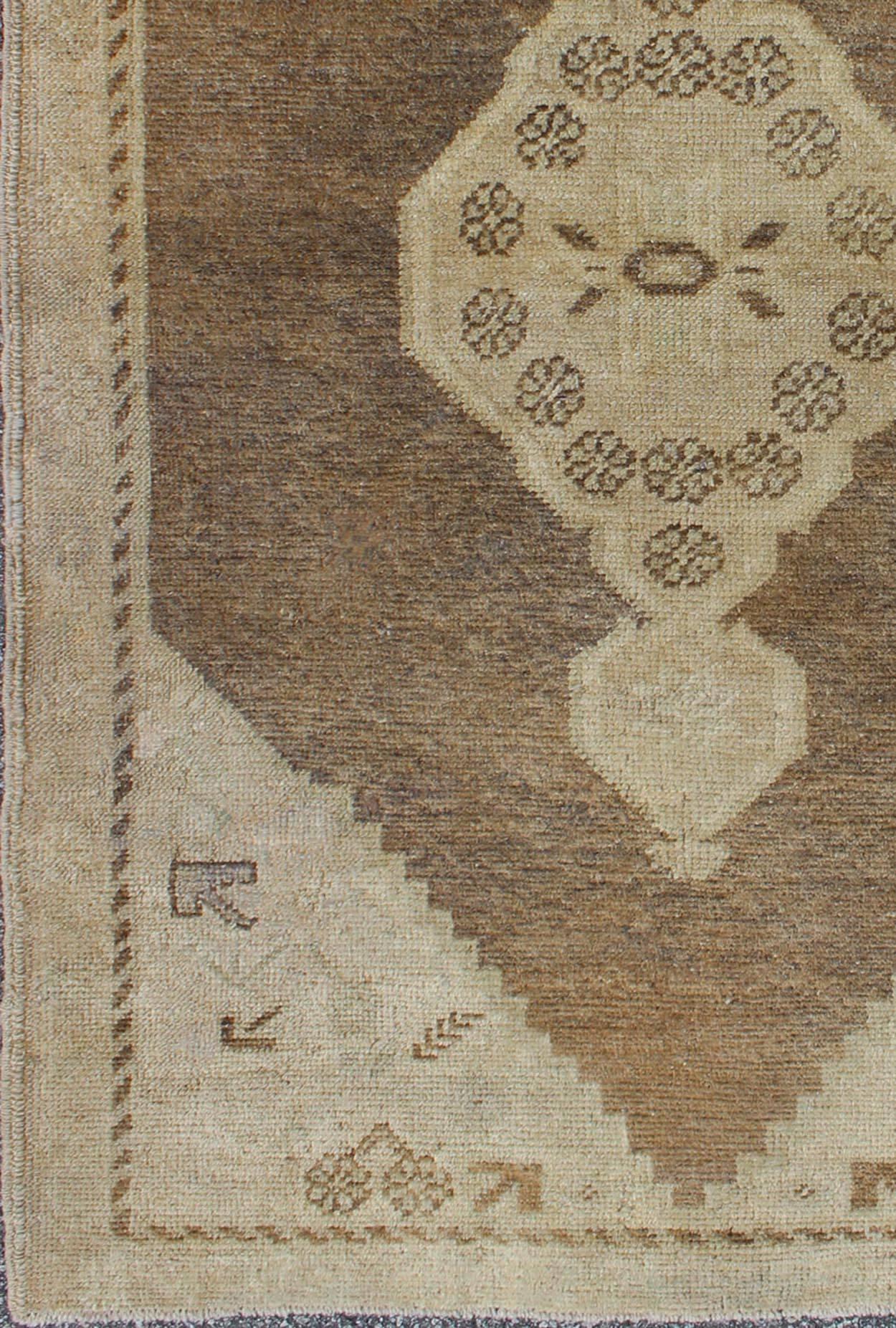 Faded vintage Turkish Oushak rug with layered medallion in creams and grays, rug en-112722, country of origin / type: Turkey / Oushak, circa 1940

This midcentury vintage Turkish Oushak rug features an intricately beautiful design. The simple