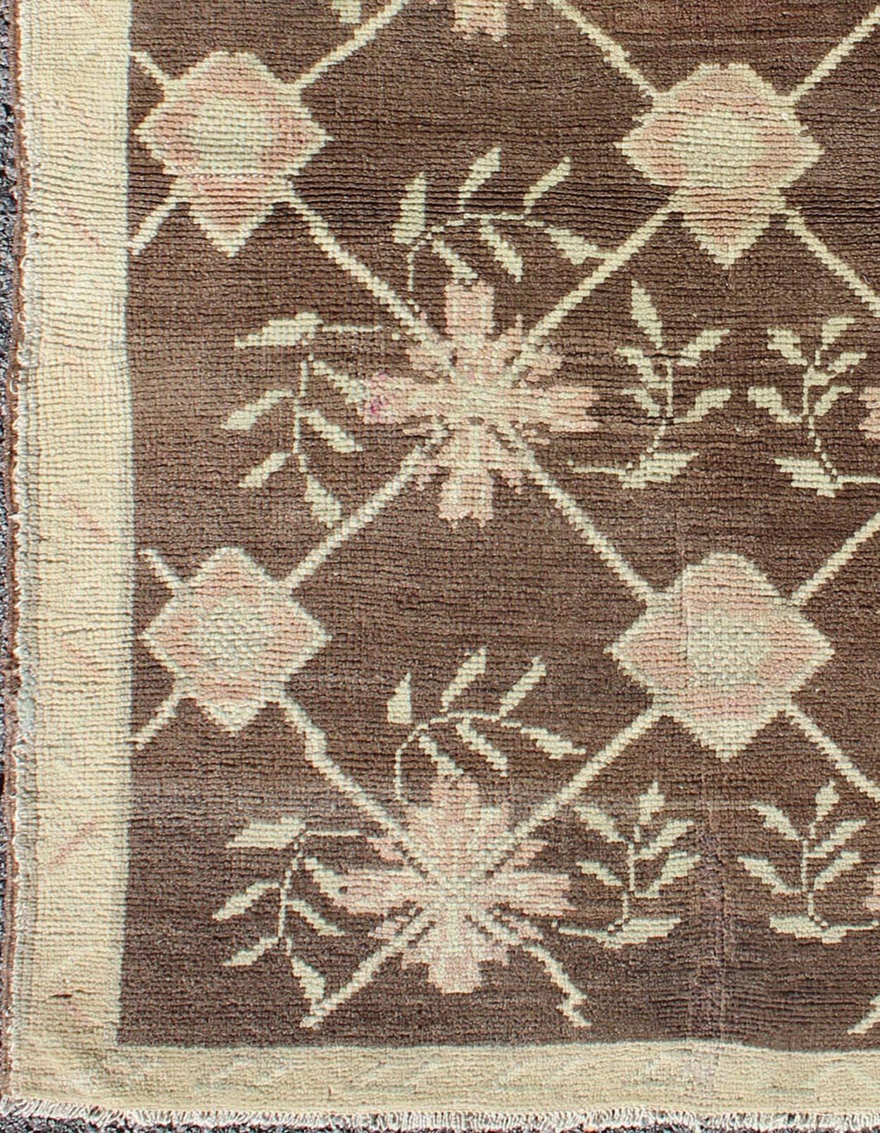 Vintage Turkish Oushak rug with Lattice design in brown, tan, pink, with a modern look rug en-115283, country of origin / type: Turkey / Oushak, circa 1940

Set on a dark mocha brown field with an all-over pattern, this beautiful mid-century Turkish