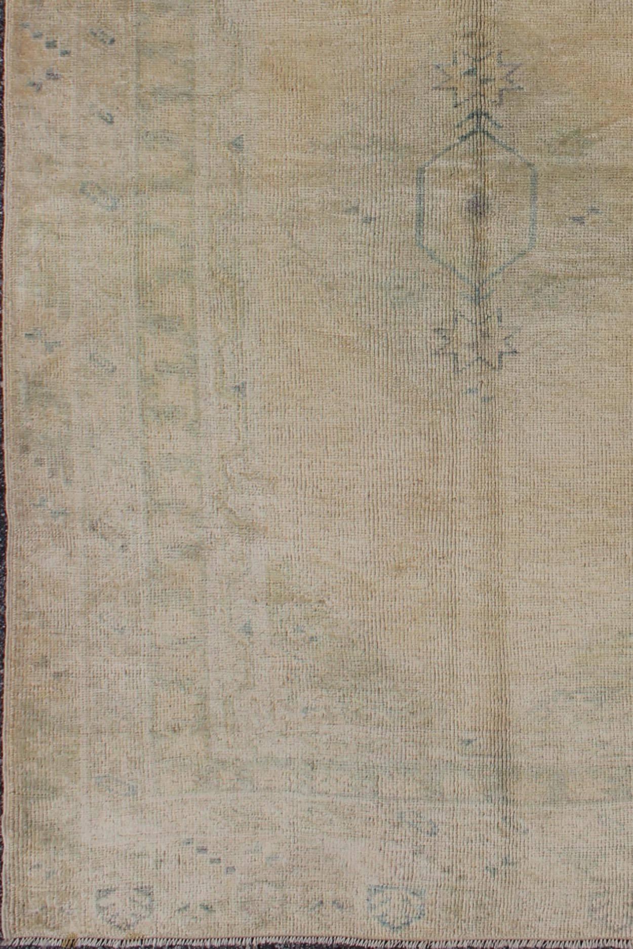 Tapis Oushak turc vintage délavé avec un design de médaillon en gris et tan, tapis en-123979, pays d'origine / type : Turquie / Oushak, circa 1940

Le design de ce magnifique tapis Oushak vintage de la Turquie des années 1940 est mis en valeur par