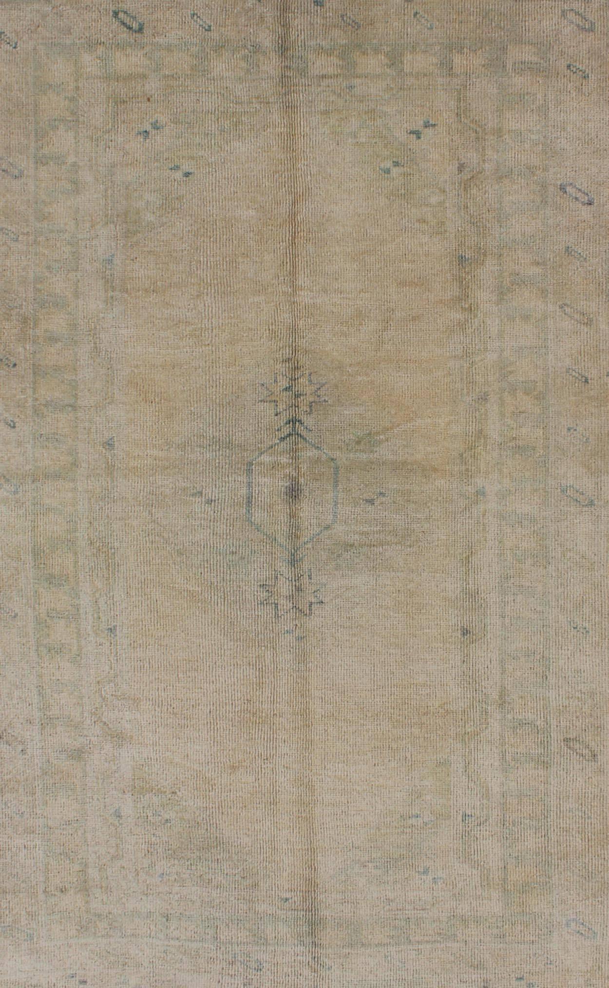 Turc Tapis turc Oushak vintage délavé avec motif de médaillon en gris et brun clair en vente