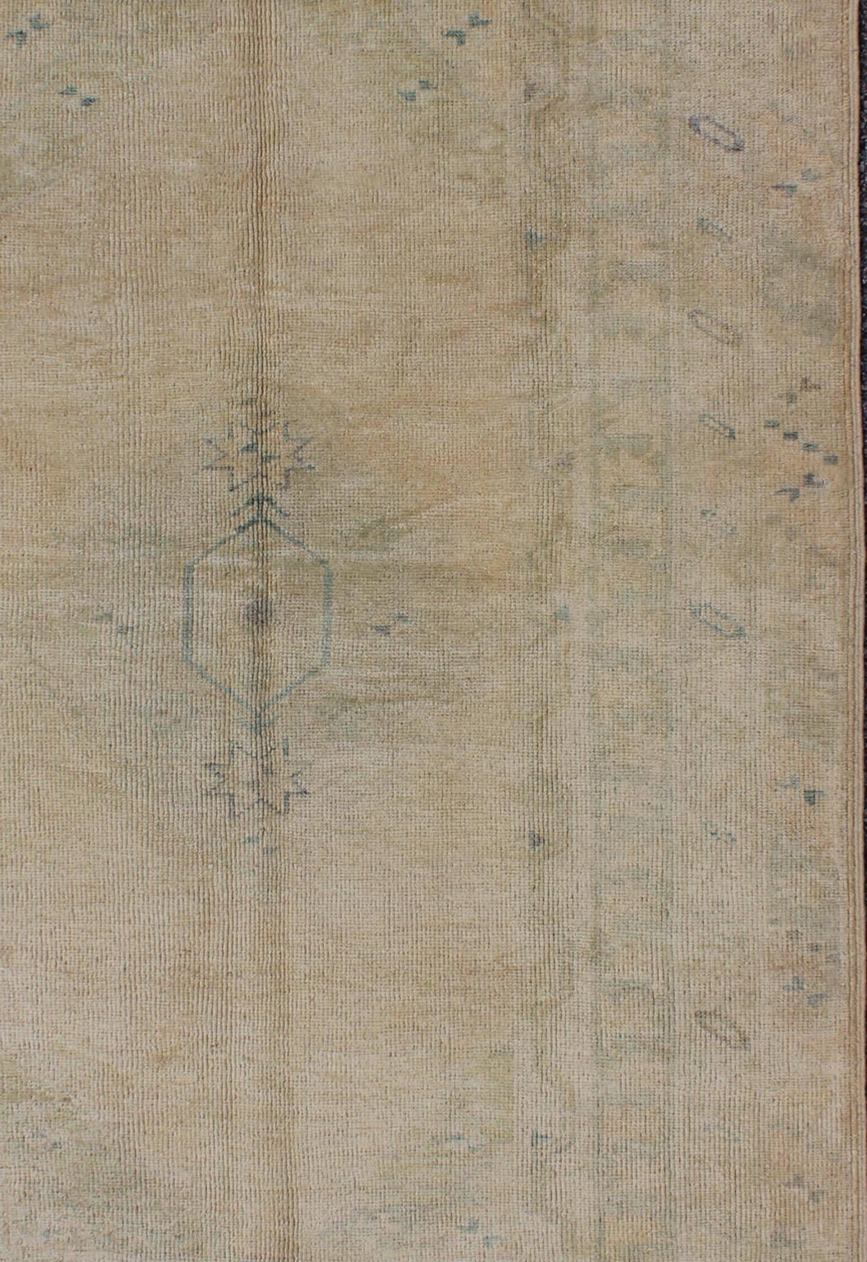 Noué à la main Tapis turc Oushak vintage délavé avec motif de médaillon en gris et brun clair en vente