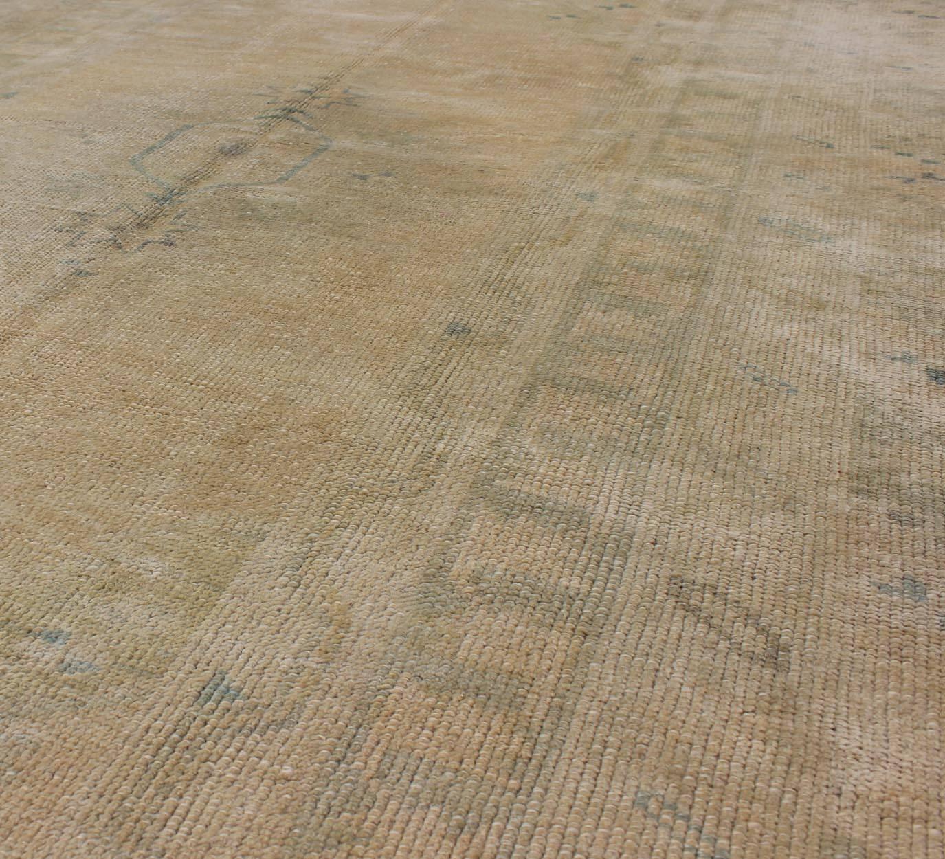 Tapis turc Oushak vintage délavé avec motif de médaillon en gris et brun clair Excellent état - En vente à Atlanta, GA