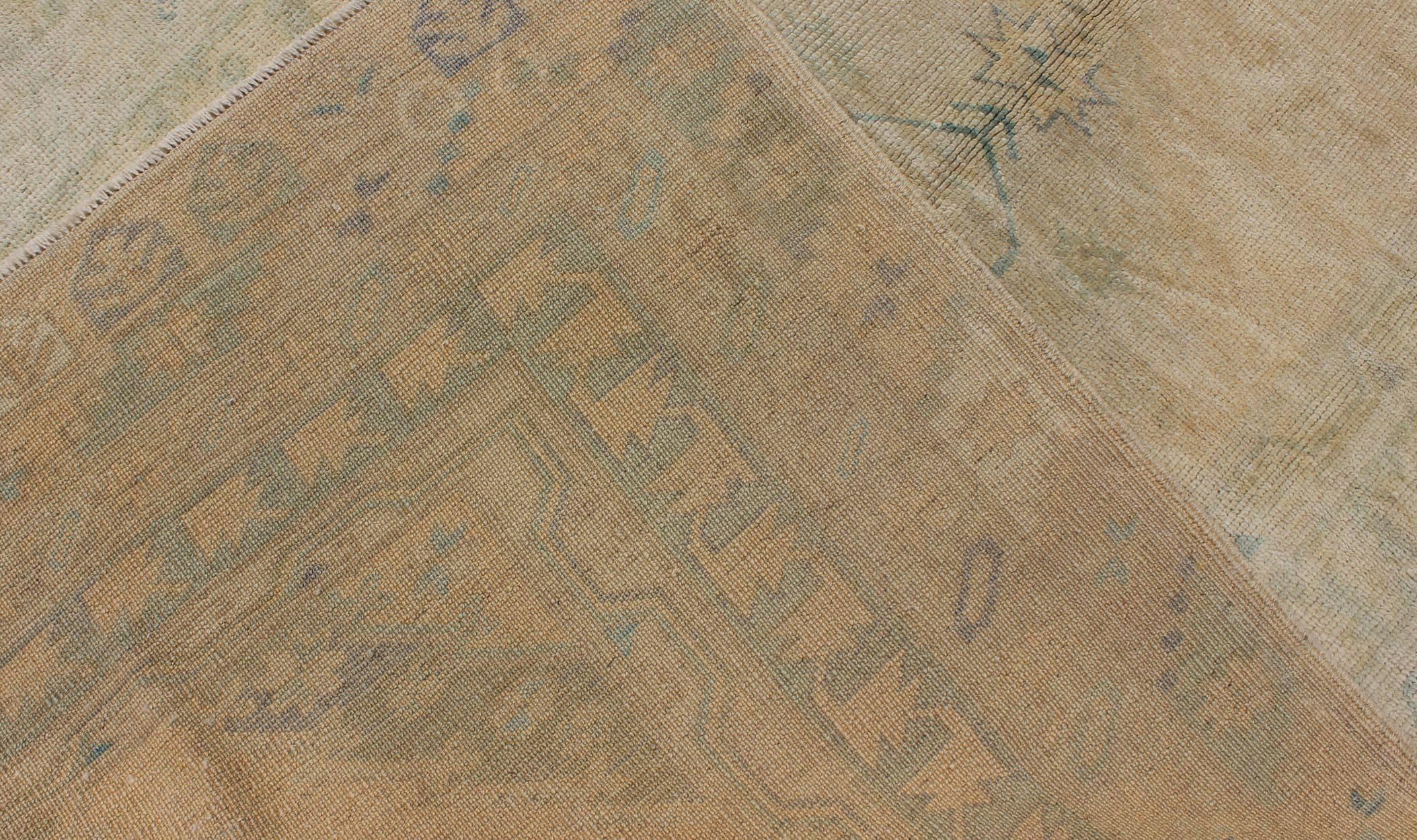 Milieu du XXe siècle Tapis turc Oushak vintage délavé avec motif de médaillon en gris et brun clair en vente