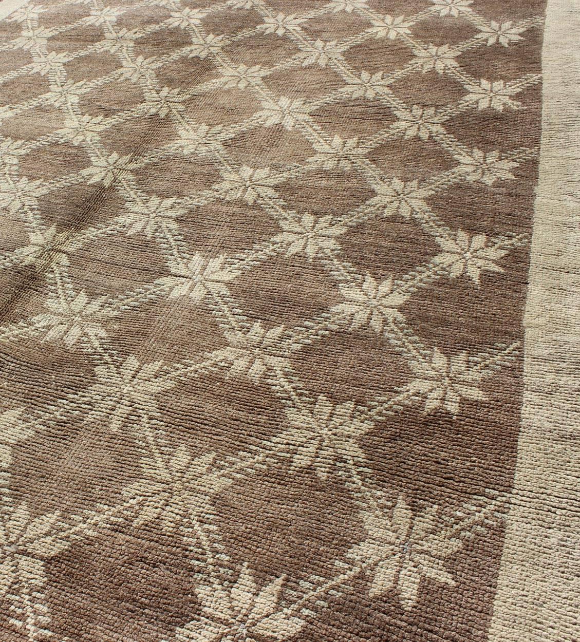 Mid-20th Century Vintage Turkish Oushak Runner with Cream Blossoms and Latticework Design For Sale