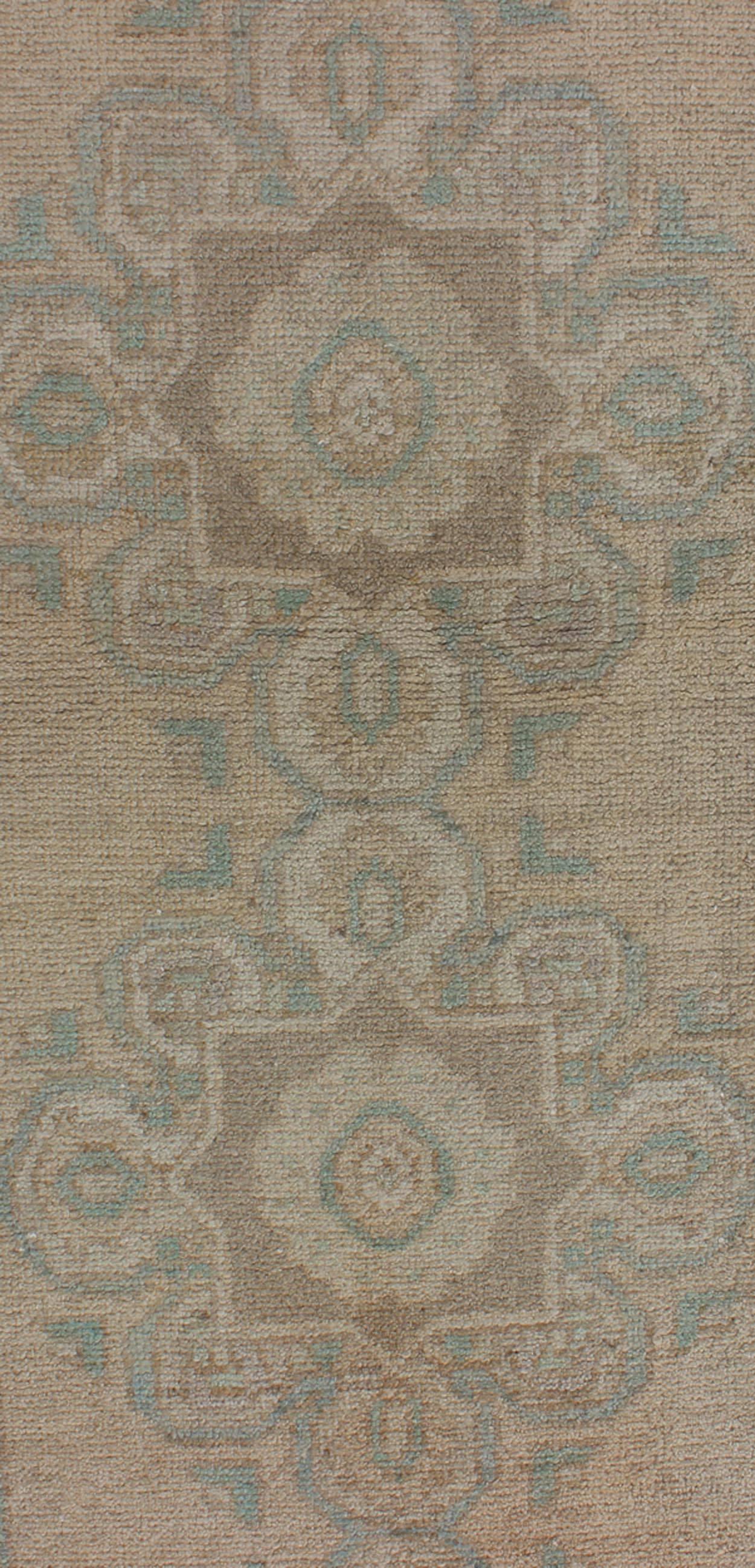 Alfombra Turca Oushak Vintage con Medallón Floral y Paleta de Colores Desteñidos en Excelente estado para la venta en Atlanta, GA
