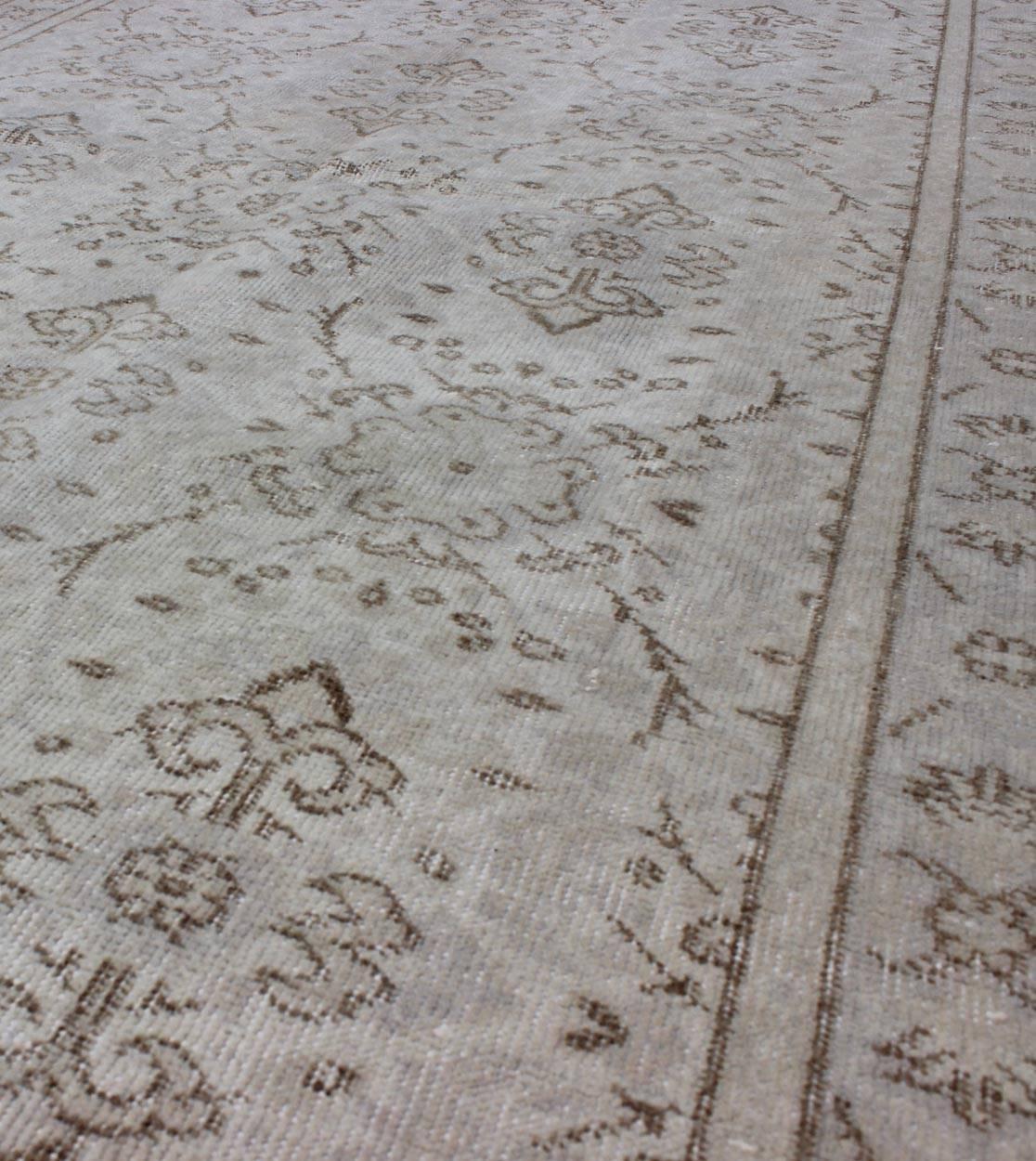 Hand Knotted All-Over Design Vintage Turkish Oushak Rug in Shades of Cream In Good Condition For Sale In Atlanta, GA