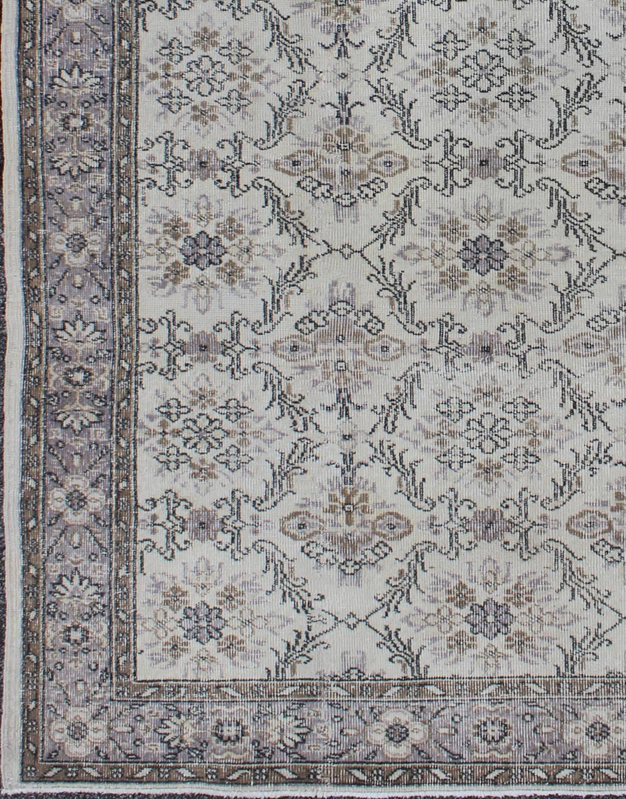 Grauer türkischer Oushak-Teppich aus der Mitte des Jahrhunderts mit stilisiertem Blumenmuster, Teppich EN-140563, Herkunftsland / Art: Türkei / Oushak, um 1950

Stilisierte florale Motive sind in einem sich wiederholenden Allover-Muster auf diesem