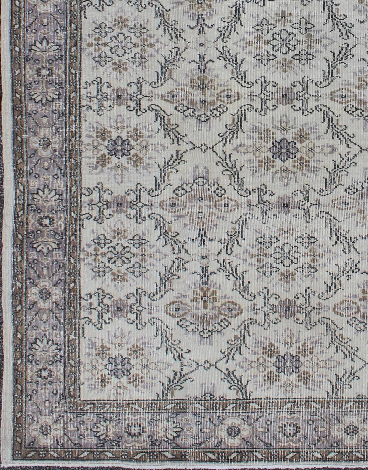 Tapis turc Oushak du milieu du siècle, de couleur grise, à motifs floraux stylisés, tapis EN-140563, pays d'origine / type : Turquie / Oushak, circa 1950

Des motifs floraux stylisés sont présentés dans un motif répétitif sur ce tapis vintage en