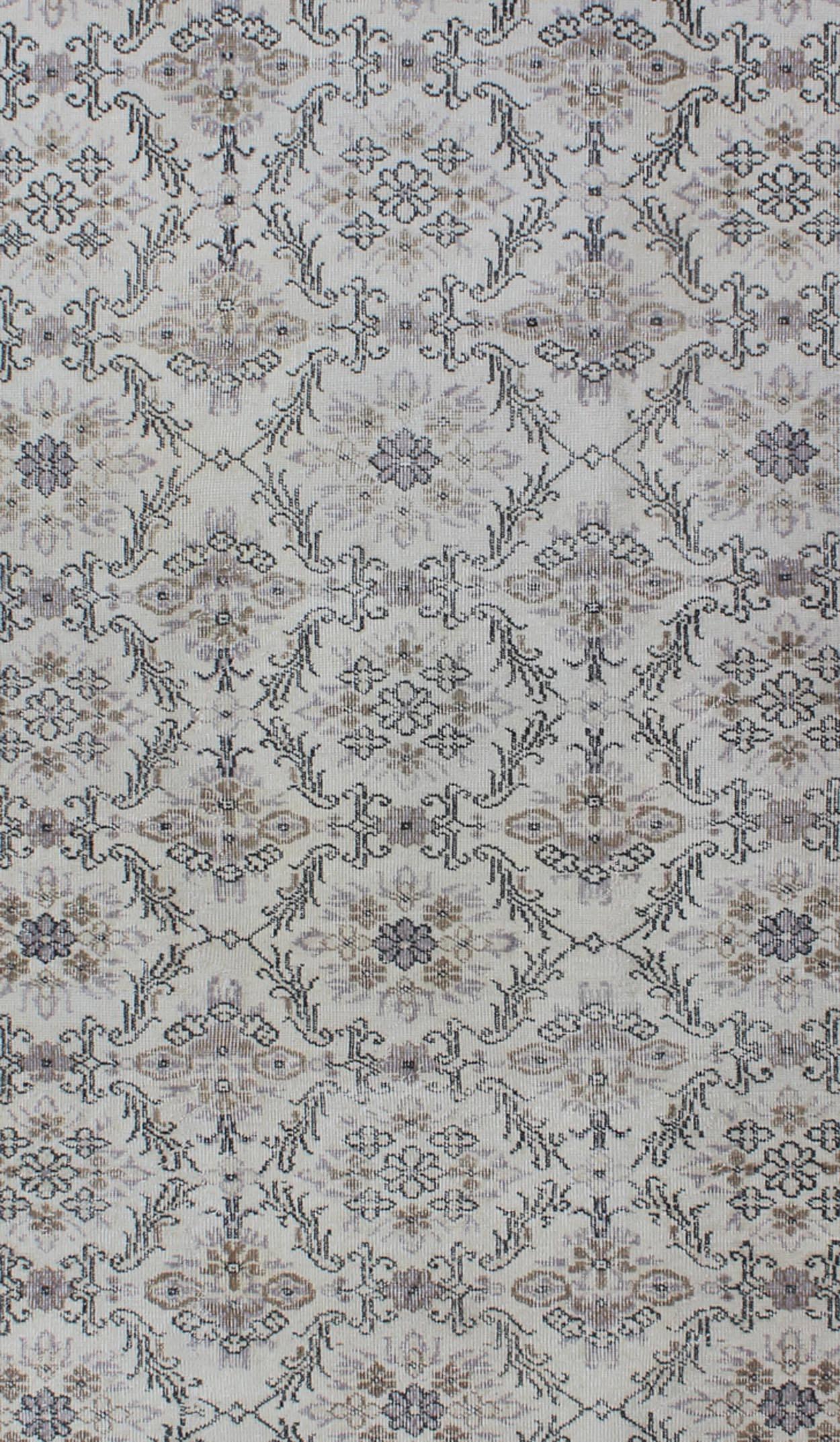 Grauer türkischer Oushak-Teppich aus der Mitte des Jahrhunderts mit stilisiertem Blumenmuster (Türkisch) im Angebot
