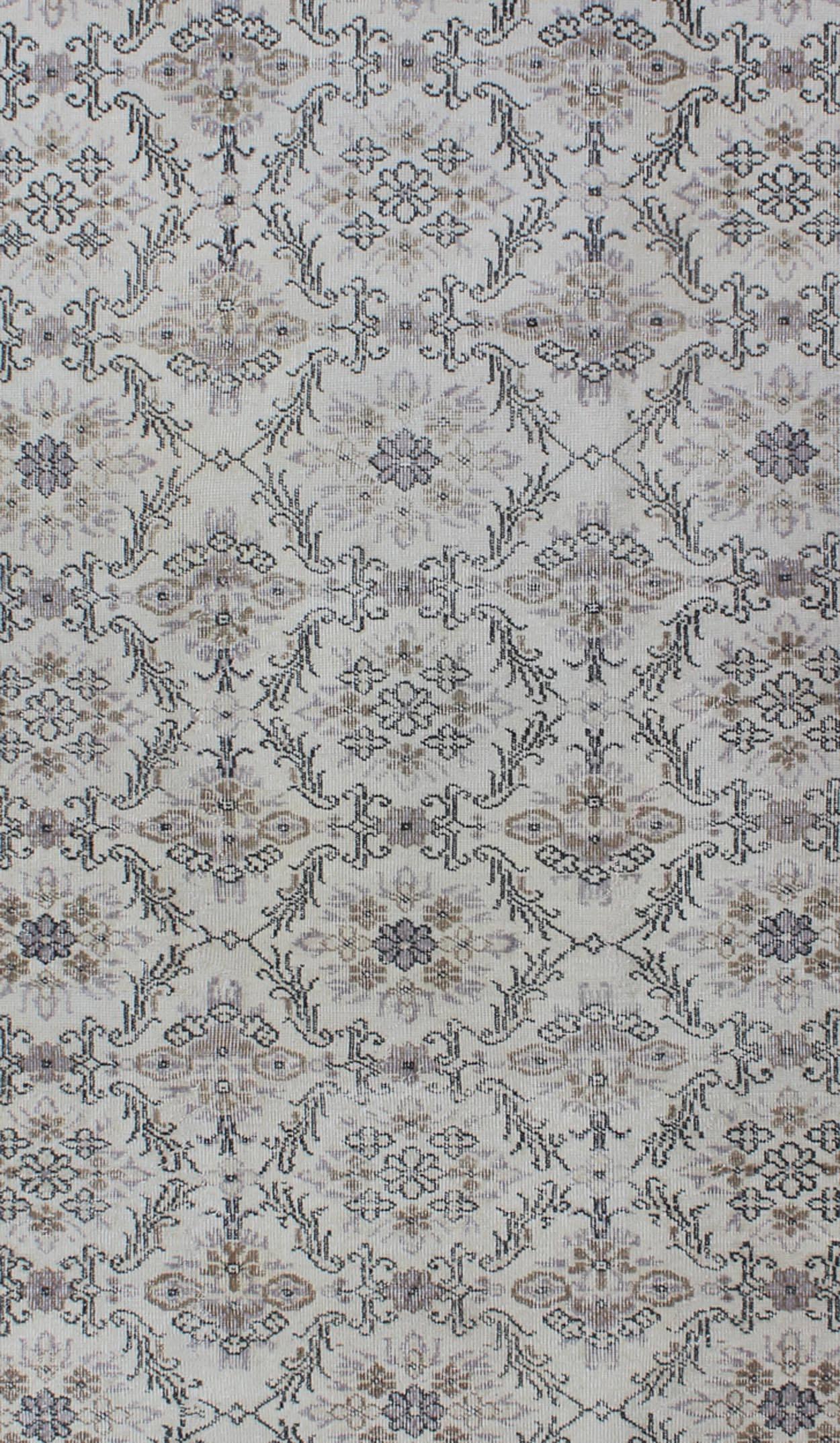 Turc Tapis turc Oushak de couleur grise du milieu du siècle dernier avec motif floral stylisé en vente