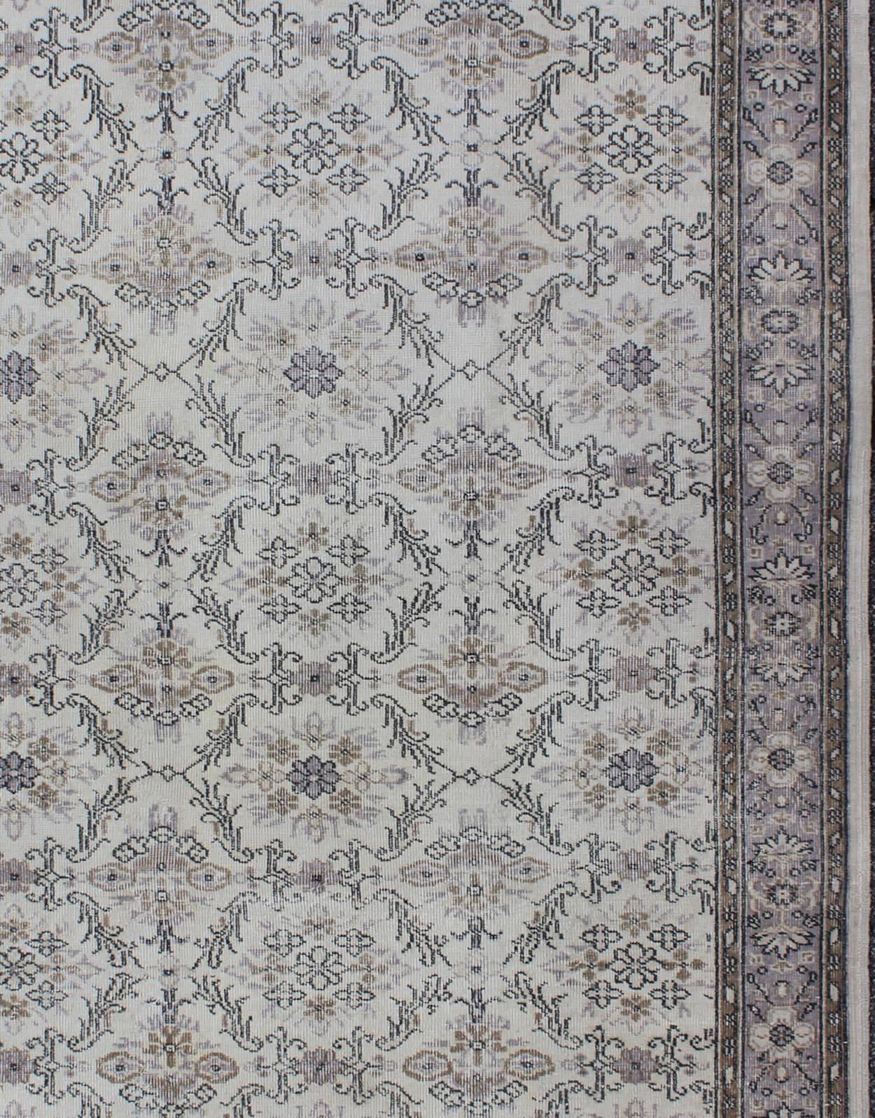 Grauer türkischer Oushak-Teppich aus der Mitte des Jahrhunderts mit stilisiertem Blumenmuster (Handgeknüpft) im Angebot